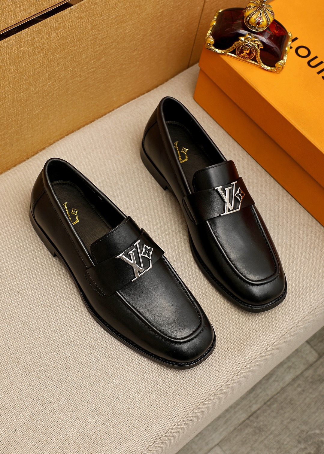 NO:831015,Product trademark LOUIS VUITTON 'Louis Vuitton' casual leather shoes. Regular size: 38-44 (customized at 45.46) Product material selection: imported first-layer calfskin upper + luxury hardware buckle, imported first-layer cowhide lining. Strong three-dimensional visual effect, original outsole color 1 color optional, louis vuitton, louis vuitton, cowhide19860909商品商标LOUIS VUITTON「 路易威登」休闲皮鞋 正码码数:38-44（45.46订制） 商品材料精选 进口头层小牛皮鞋面+奢华五金扣,进口头层牛皮内里.强烈立体视觉效果,原版大底 颜 色1色可选,,louis vuitton,louis vuitton,cowhide,Men's shoes