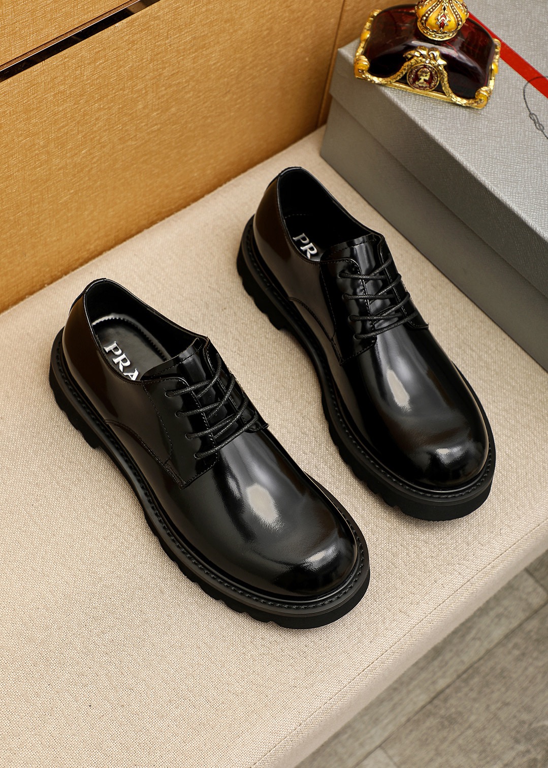 NO:830996,Product trademark PRADA 'Prada' business leather shoes, correct size: 38-44 (45 customized) Product material selection: imported first-layer open-edge beaded cowhide upper, imported water-dyed cowhide lining. Strong three-dimensional visual effect, original outsole, 3 colors available, prada, prada, cowhide19860909商品商标PRADA「 普拉达」商务皮鞋 正码码数:38-44(45订制) 商品材料精选 进口头层开边珠牛皮鞋面,进口水染牛皮内里.强烈立体视觉效果,原版大底 颜 色3色可选,,prada,prada,cowhide,Men's shoes
