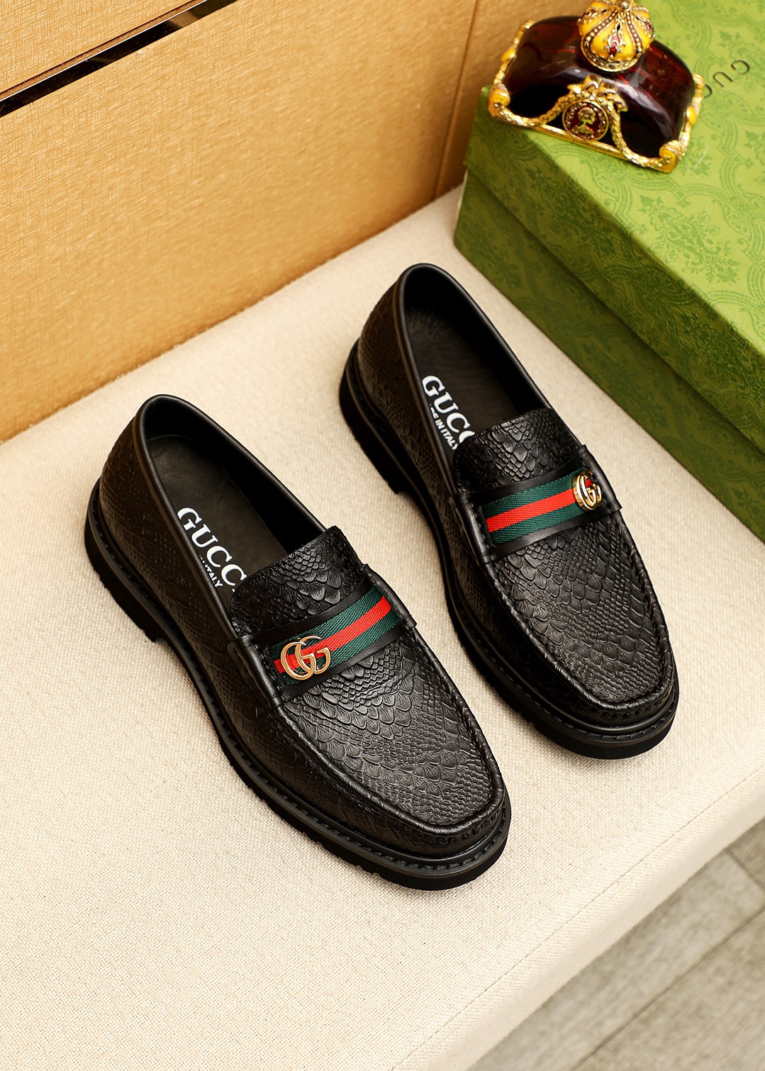 NO:831218,Product trademark GUCCI 'Gucci' casual leather shoes. Regular size: 38-44 (customized at 45.46) Product material selection: imported first-layer calfskin embossed upper + classic hardware buckle, imported water-dyed cowhide lining. Strong three-dimensional visual effect, original outsole color 1 color optional, gucci, gucci, cowhide19860909商品商标GUCCI「 古驰」休闲皮鞋 正码码数:38-44（45.46订制） 商品材料精选 进口头层小牛皮压花鞋面+经典五金扣,进口水染牛皮内里.强烈立体视觉效果,原版大底 颜 色1色可选,,gucci,gucci,cowhide,Men's shoes