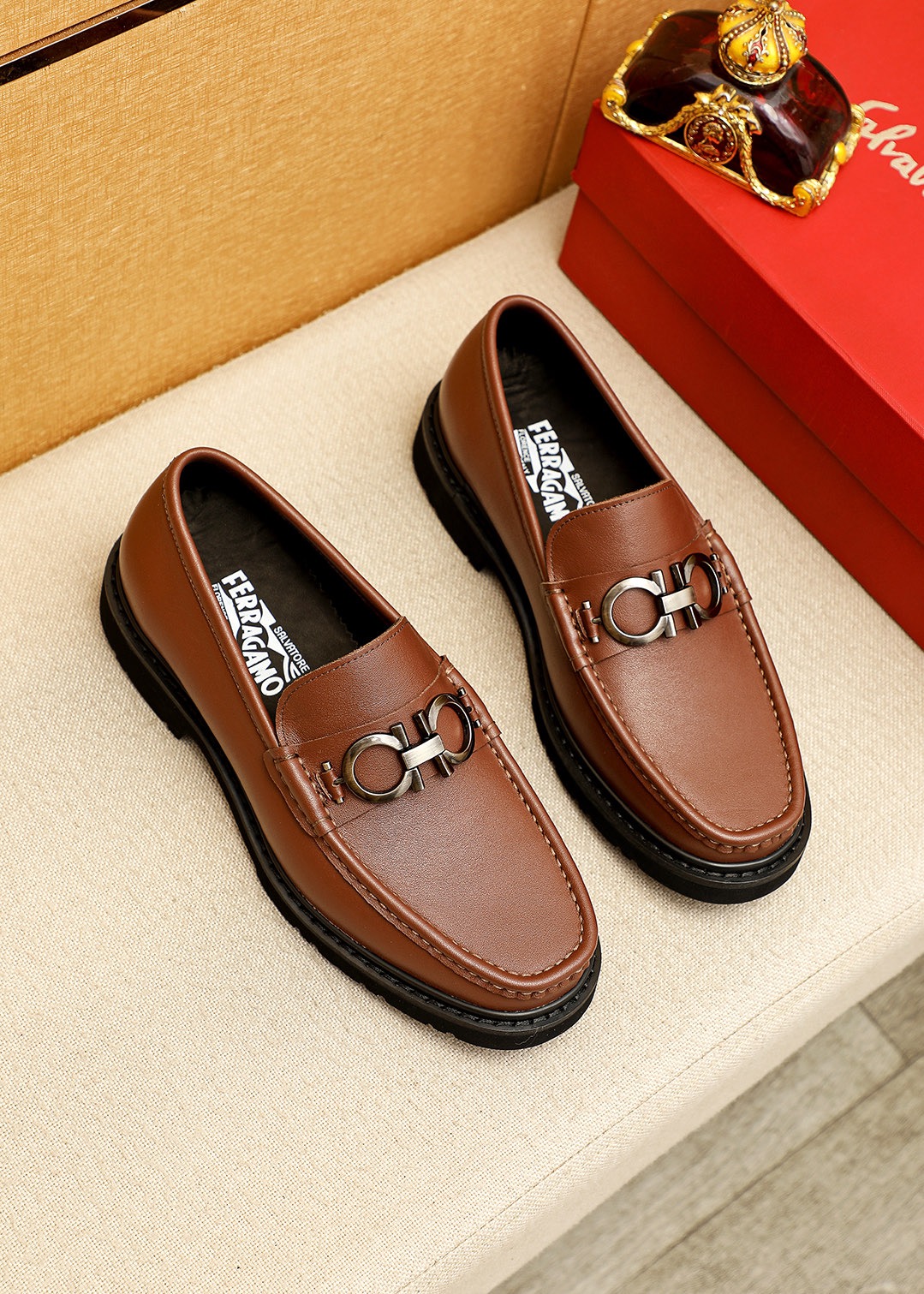 NO:831224,Product trademark Ferragamo 'Ferragamo' casual leather shoes. Regular size: 38-44 (45.46 customized) Product material selection: imported first-layer calfskin upper + original hardware buckle, imported water-dyed cowhide lining. Strong three-dimensional visual effect, original outsole color 2 colors available, ferragamo, ferragamo, cowhide19860909商品商标Ferragamo「 菲拉格慕」休闲皮鞋 正码码数:38-44（45.46订制） 商品材料精选 进口头层小牛皮鞋面+原版五金扣,进口水染牛皮内里.强烈立体视觉效果,原版大底 颜 色2色可选,,ferragamo,ferragamo,cowhide,Men's shoes