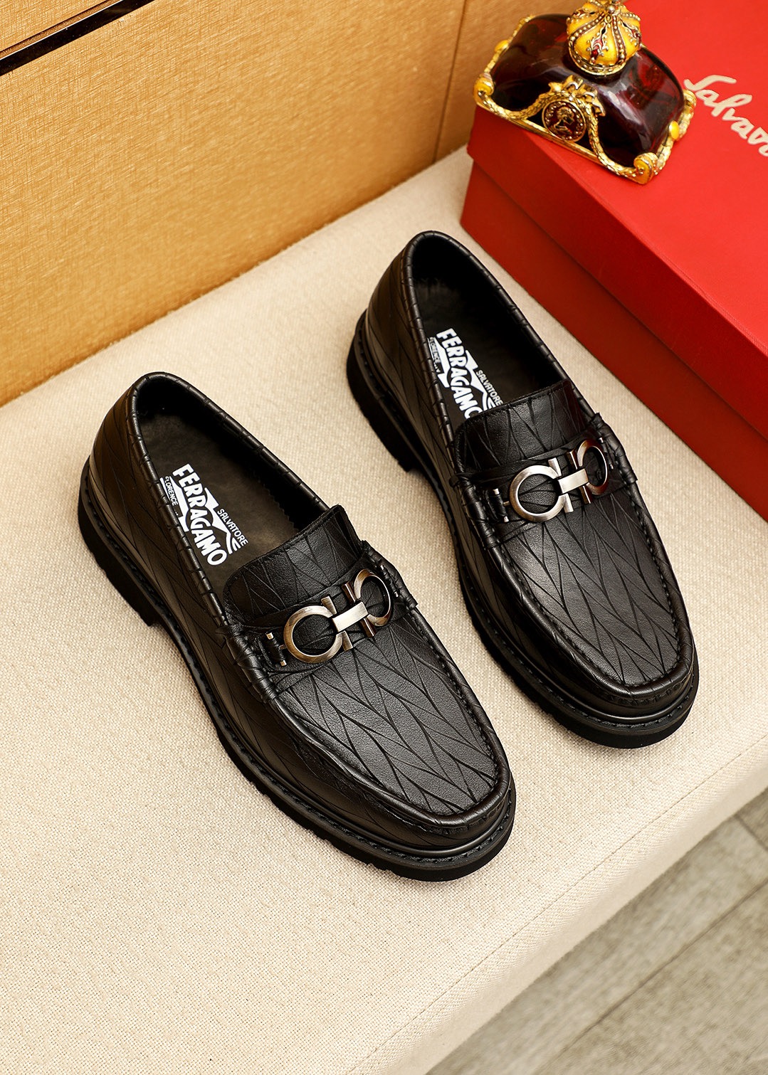 NO:831232,Product trademark Ferragamo 'Ferragamo' casual leather shoes. Regular size: 38-44 (customized at 45.46) Product material selection: imported first-layer calfskin embossed upper + original hardware buckle, imported water-dyed cowhide lining. Strong three-dimensional visual effect, original outsole color 1 color optional, ferragamo, ferragamo, cowhide19860909商品商标Ferragamo「 菲拉格慕」休闲皮鞋 正码码数:38-44（45.46订制） 商品材料精选 进口头层小牛皮压花鞋面+原版五金扣,进口水染牛皮内里.强烈立体视觉效果,原版大底 颜 色1色可选,,ferragamo,ferragamo,cowhide,Men's shoes
