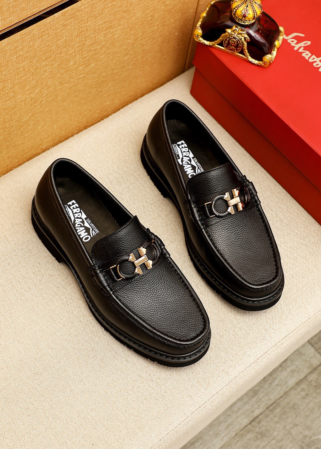 NO:831241,Product trademark Ferragamo 'Ferragamo' casual leather shoes. Regular size: 38-44 (45.46 customized) Product material selection: imported first-layer calfskin upper + original hardware buckle, imported water-dyed cowhide lining. Strong three-dimensional visual effect, original outsole color 1 color optional, ferragamo, ferragamo, cowhide19860909商品商标Ferragamo「 菲拉格慕」休闲皮鞋 正码码数:38-44（45.46订制） 商品材料精选 进口头层小牛皮鞋面+原版五金扣,进口水染牛皮内里.强烈立体视觉效果,原版大底 颜 色1色可选,,ferragamo,ferragamo,cowhide,Men's shoes