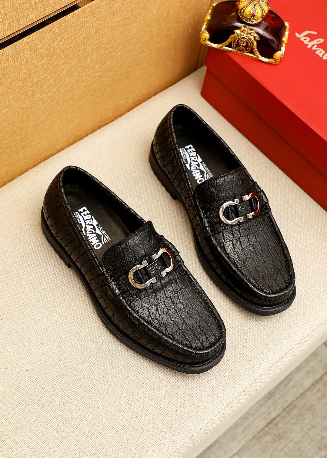 NO:831248,Product trademark Ferragamo 'Ferragamo' casual leather shoes. Regular size: 38-44 (customized at 45.46) Product material selection: imported first-layer calfskin embossed upper + original hardware buckle, imported water-dyed cowhide lining. Strong three-dimensional visual effect, original outsole color 1 color optional, ferragamo, ferragamo, cowhide19860909商品商标Ferragamo「 菲拉格慕」休闲皮鞋 正码码数:38-44（45.46订制） 商品材料精选 进口头层小牛皮压花鞋面+原版五金扣,进口水染牛皮内里.强烈立体视觉效果,原版大底 颜 色1色可选,,ferragamo,ferragamo,cowhide,Men's shoes