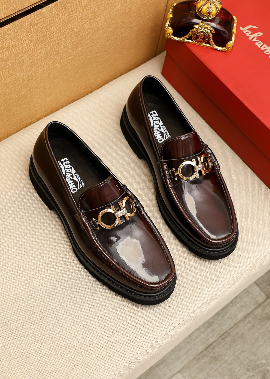 NO:831256,Product trademark Ferragamo 'Ferragamo' casual leather shoes. Regular size: 38-44 (customized at 45.46) Product material selection: imported first-layer open-edge beaded cowhide upper + original hardware buckle, imported water-dyed cowhide lining. Strong three-dimensional visual effect, original outsole color 1 color optional, ferragamo, ferragamo, cowhide19860909商品商标Ferragamo「 菲拉格慕」休闲皮鞋 正码码数:38-44（45.46订制） 商品材料精选 进口头层开边珠牛皮鞋面+原版五金扣,进口水染牛皮内里.强烈立体视觉效果,原版大底 颜 色1色可选,,ferragamo,ferragamo,cowhide,Men's shoes