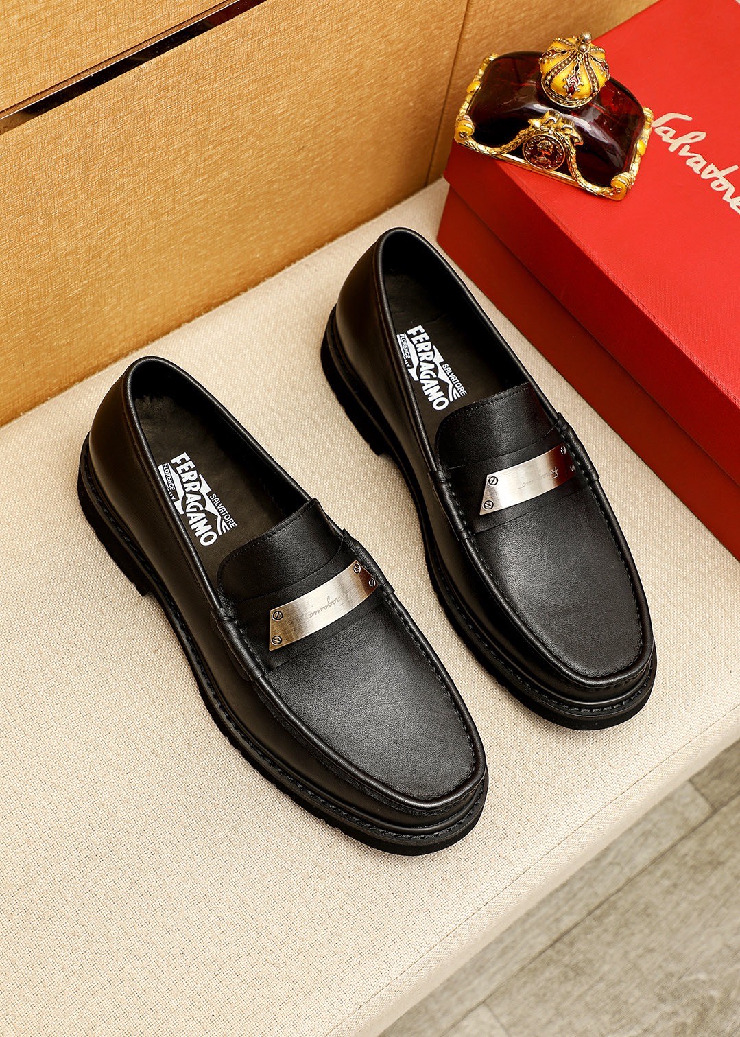NO:831264,Product trademark Ferragamo 'Ferragamo' casual leather shoes. Regular size: 38-44 (45.46 customized) Product material selection: imported first-layer calfskin upper + original hardware buckle, imported water-dyed cowhide lining. Strong three-dimensional visual effect, original outsole color 1 color optional, ferragamo, ferragamo, cowhide19860909商品商标Ferragamo「 菲拉格慕」休闲皮鞋 正码码数:38-44（45.46订制） 商品材料精选 进口头层小牛皮鞋面+原版五金扣,进口水染牛皮内里.强烈立体视觉效果,原版大底 颜 色1色可选,,ferragamo,ferragamo,cowhide,Men's shoes