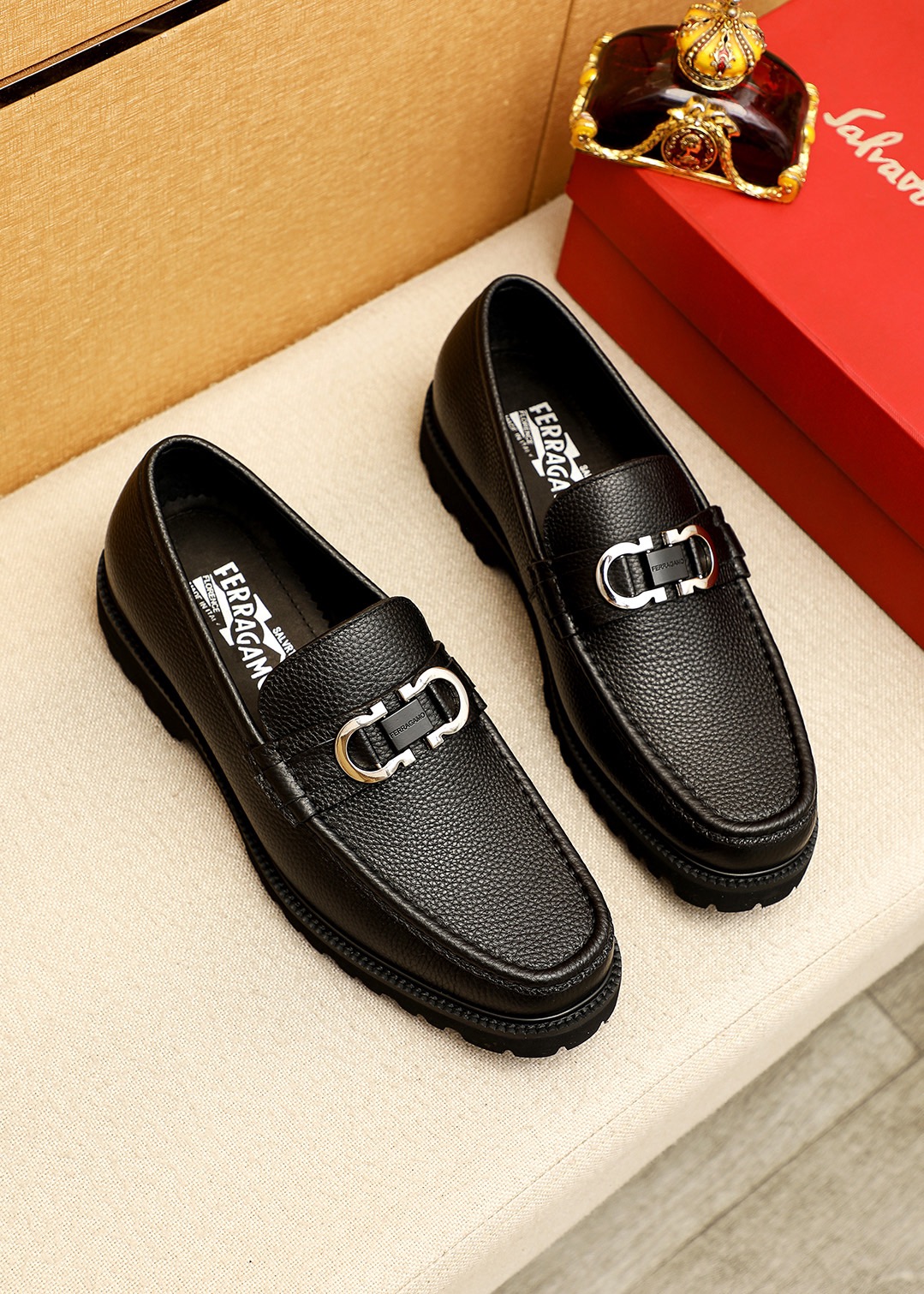NO:831273,Product trademark Ferragamo 'Ferragamo' casual leather shoes. Regular size: 38-44 (customized at 45.46) Product material selection: imported first-layer pebbled cowhide leather upper + original hardware buckle, imported water-dyed cowhide lining. Strong three-dimensional visual effect, original outsole 3 colors available, ferragamo, ferragamo, cowhide19860909商品商标Ferragamo「 菲拉格慕」休闲皮鞋 正码码数:38-44（45.46订制） 商品材料精选 进口头层荔枝纹牛皮鞋面+原版五金扣,进口水染牛皮内里.强烈立体视觉效果,原版大底 颜 色3色可选,,ferragamo,ferragamo,cowhide,Men's shoes