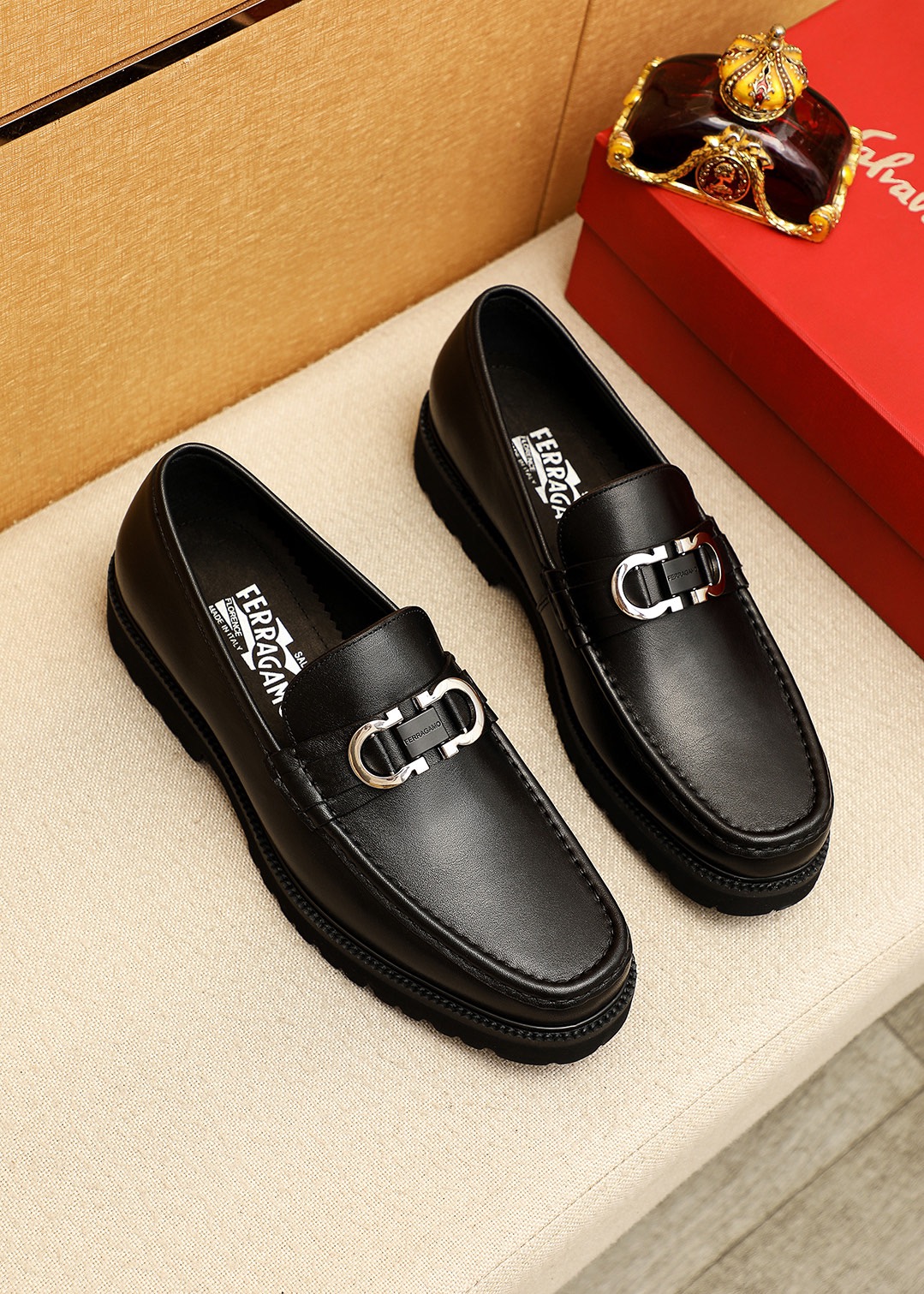 NO:831281,Product trademark Ferragamo 'Ferragamo' casual leather shoes. Regular size: 38-44 (45.46 customized) Product material selection: imported first-layer calfskin upper + original hardware buckle, imported water-dyed cowhide lining. Strong three-dimensional visual effect, original outsole color 1 color optional, ferragamo, ferragamo, cowhide19860909商品商标Ferragamo「 菲拉格慕」休闲皮鞋 正码码数:38-44（45.46订制） 商品材料精选 进口头层小牛皮鞋面+原版五金扣,进口水染牛皮内里.强烈立体视觉效果,原版大底 颜 色1色可选,,ferragamo,ferragamo,cowhide,Men's shoes