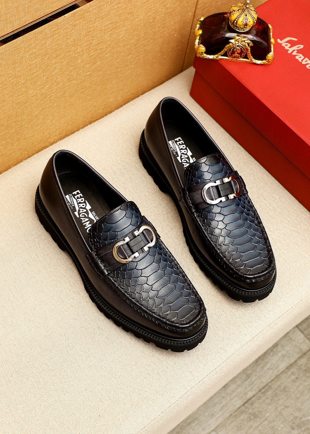 NO:831288,Product trademark Ferragamo 'Ferragamo' casual leather shoes. Regular size: 38-44 (customized at 45.46) Product material selection: imported first-layer calfskin embossed upper + original hardware buckle, imported water-dyed cowhide lining. Strong three-dimensional visual effect, original outsole color 2 colors available, ferragamo, ferragamo, cowhide19860909商品商标Ferragamo「 菲拉格慕」休闲皮鞋 正码码数:38-44（45.46订制） 商品材料精选 进口头层小牛皮压花鞋面+原版五金扣,进口水染牛皮内里.强烈立体视觉效果,原版大底 颜 色2色可选,,ferragamo,ferragamo,cowhide,Men's shoes