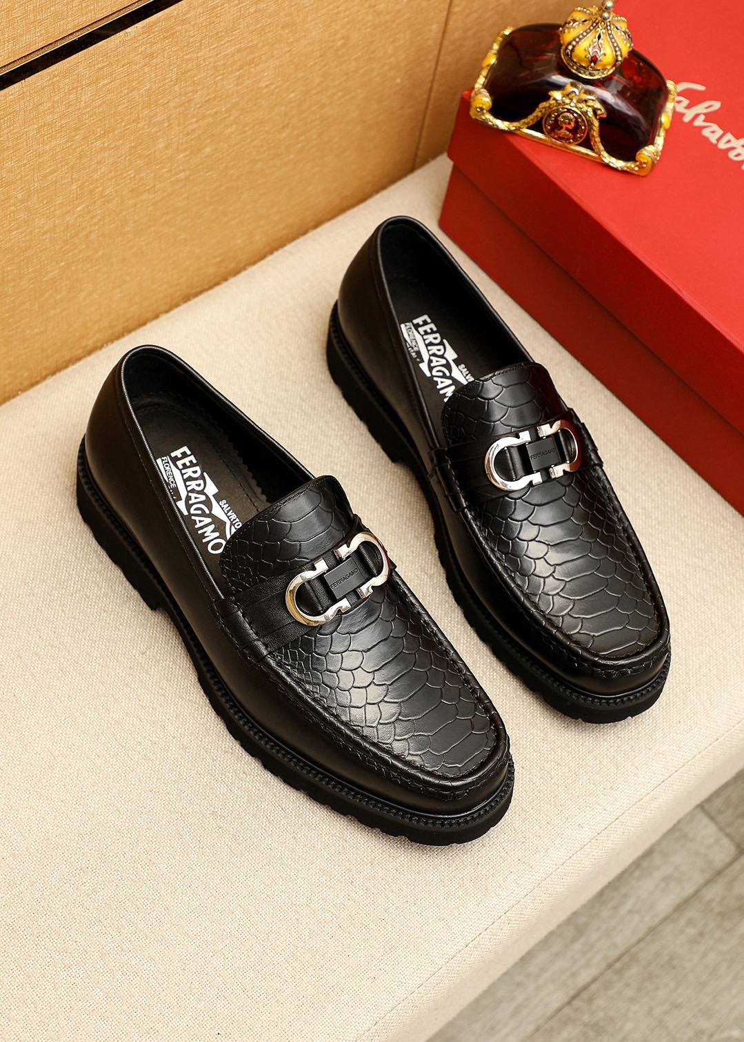 NO:831216,Product trademark Ferragamo 'Ferragamo' casual leather shoes. Regular size: 38-44 (45.46 customized) Product material selection: imported first-layer calfskin upper + original hardware buckle, imported water-dyed cowhide lining. Strong three-dimensional visual effect, original outsole color 2 colors available, ferragamo, ferragamo, cowhide19860909商品商标Ferragamo「 菲拉格慕」休闲皮鞋 正码码数:38-44（45.46订制） 商品材料精选 进口头层小牛皮鞋面+原版五金扣,进口水染牛皮内里.强烈立体视觉效果,原版大底 颜 色2色可选,,ferragamo,ferragamo,cowhide,Men's shoes