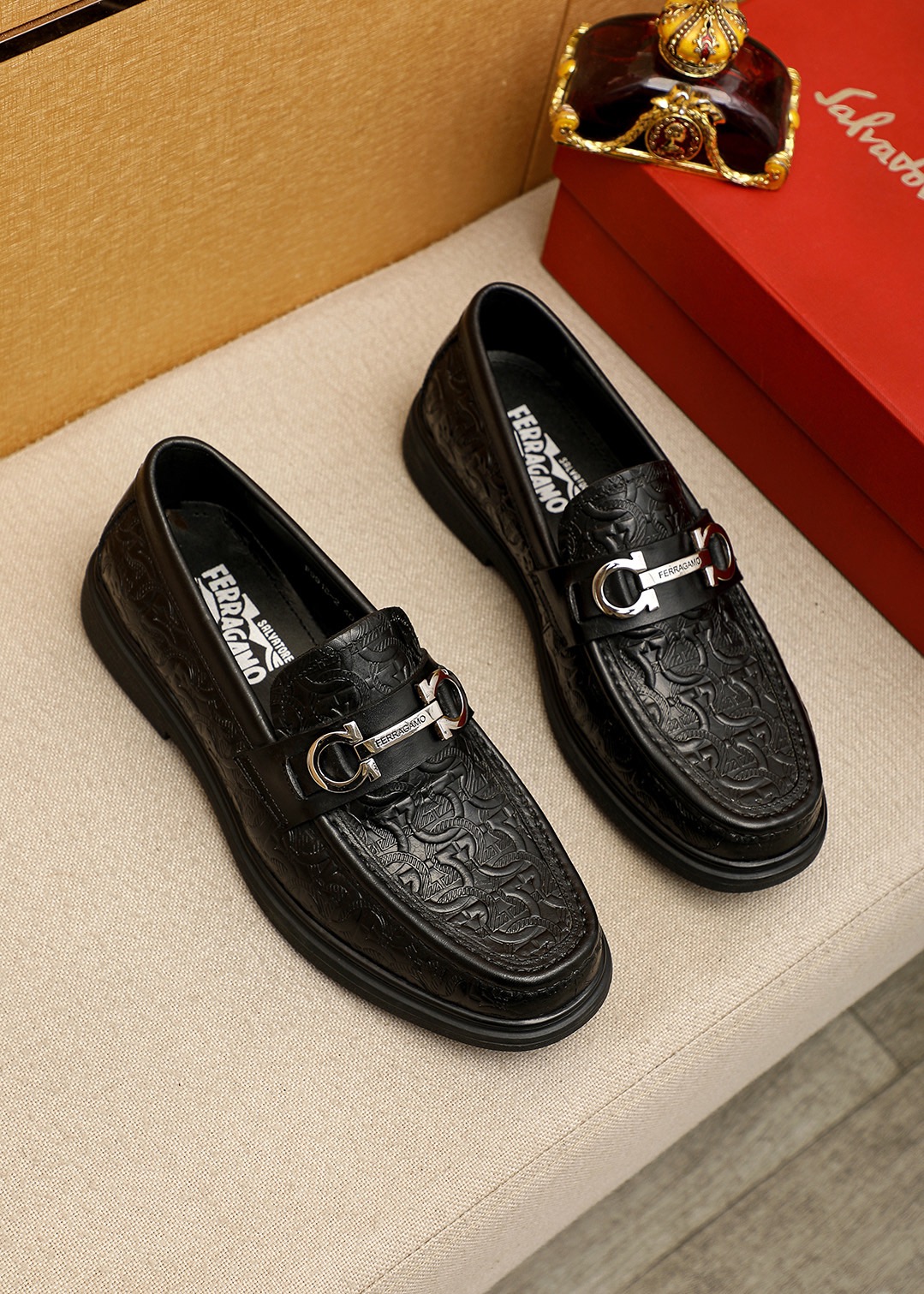 NO:831222,Product trademark Ferragamo 'Ferragamo' casual leather shoes. Regular size: 38-44 (customized at 45.46) Product material selection: imported first-layer calfskin embossed upper + original hardware buckle, imported water-dyed cowhide lining. Strong three-dimensional visual effect, original outsole color 1 color optional, ferragamo, ferragamo, cowhide19860909商品商标Ferragamo「 菲拉格慕」休闲皮鞋 正码码数:38-44（45.46订制） 商品材料精选 进口头层小牛皮压花鞋面+原版五金扣,进口水染牛皮内里.强烈立体视觉效果,原版大底 颜 色1色可选,,ferragamo,ferragamo,cowhide,Men's shoes