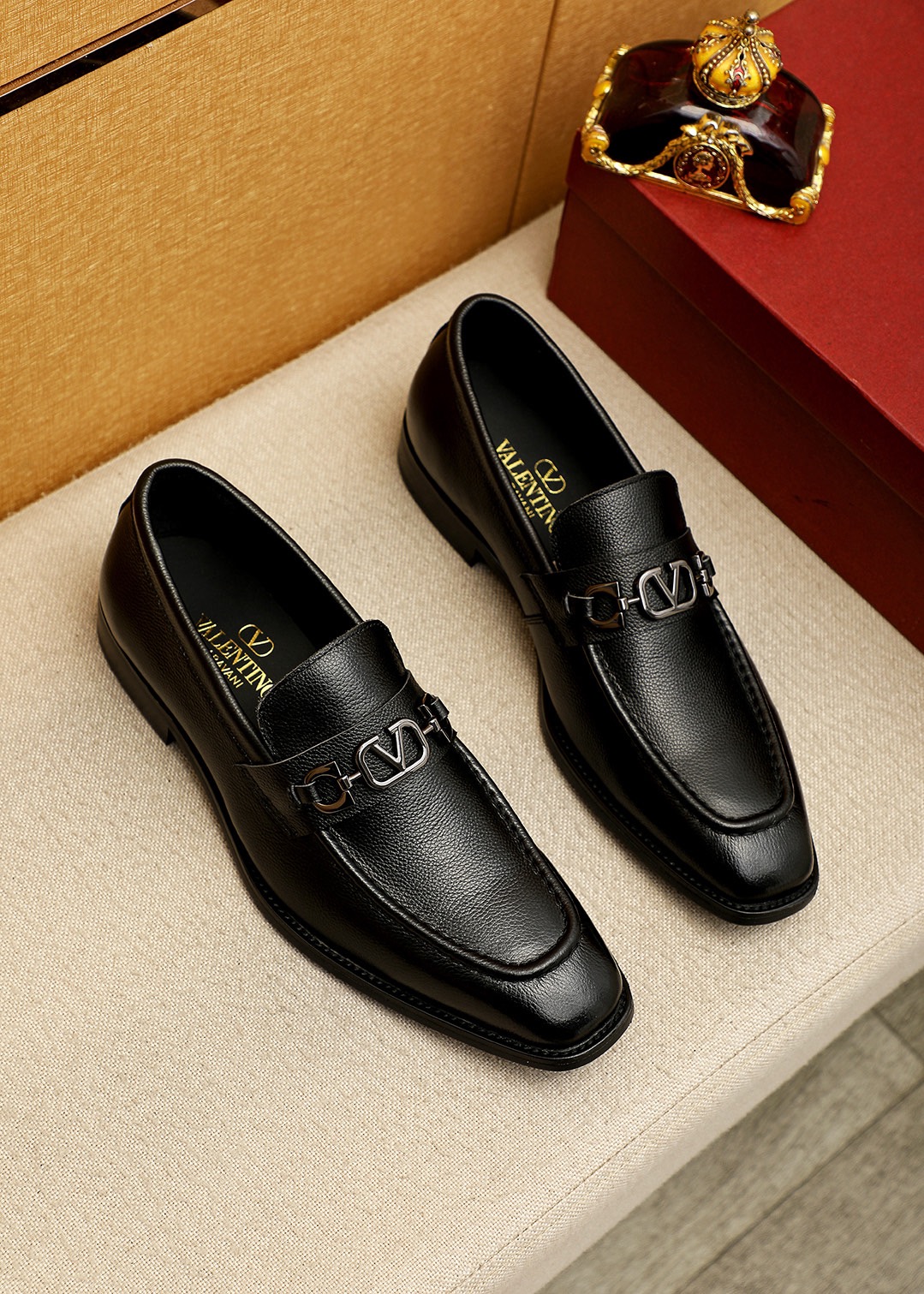 NO:831898,[Valentino] Popular fashionable casual shoes are made at 1:1 in the official website counter. The original molding is good and the quality is visible. Imported high-end open edge beads. The inner texture of the water-dyed leather is very clear. High-quality waterproof, non-slip and wear-resistant outsole. High quality and low price. Really handmade black optional!  Code number 38-44……(45.46 customized),,valentino19860909里【华伦天奴】 爆款时尚休闲鞋官网专柜1:1制作,原版开模好质量看得见,进口高端开边珠 ,水染皮内里纹路很清优质防水防滑耐磨大底高品质低价位,真正的纯手工制作黑色可选！码数38-44……(45.46订做),,valentino,Men's shoes