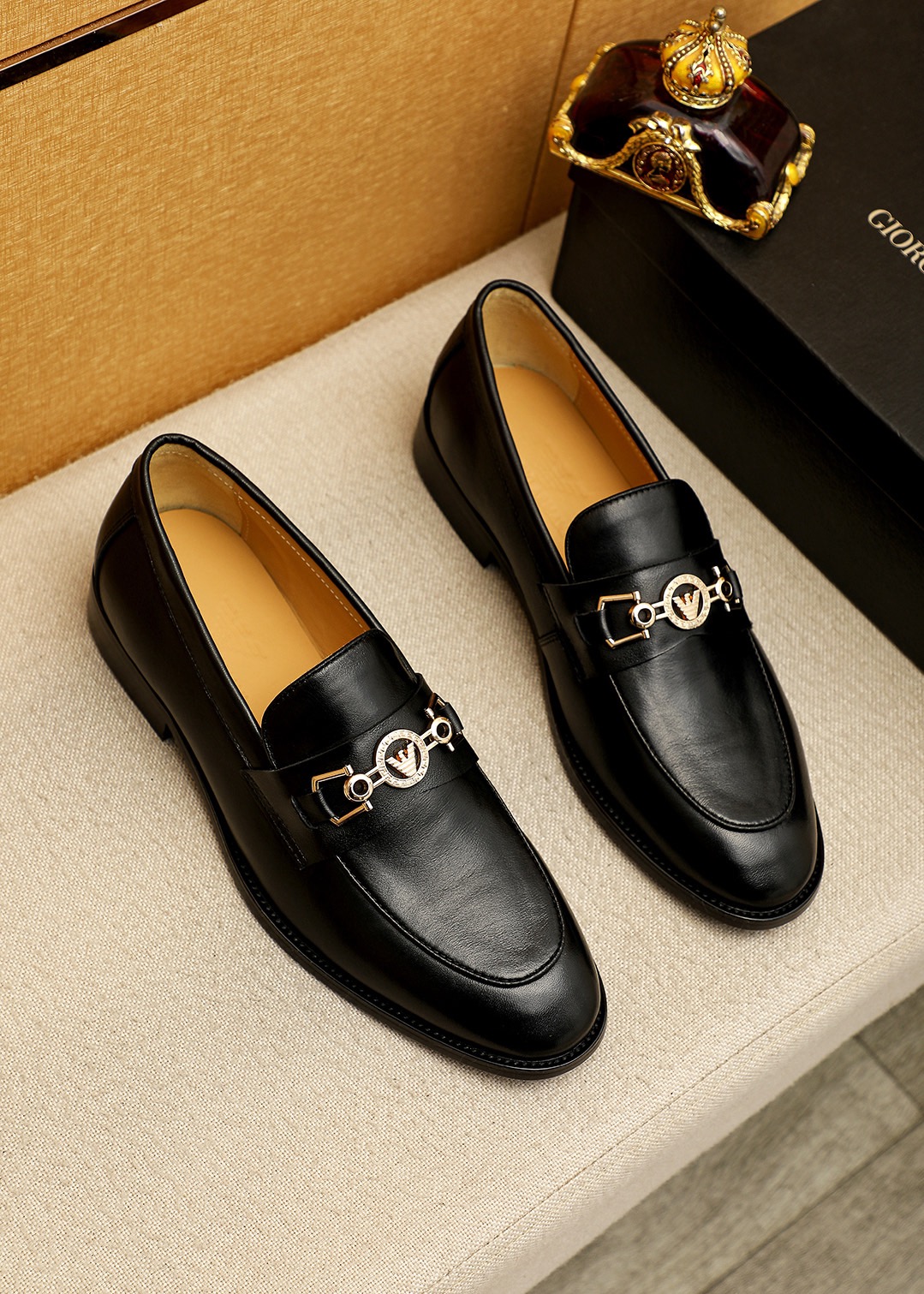 NO:831904,[armani] Armani's new men's dress shoes are copied from the original official website. The uppers are made of original cowhide + sheepskin lining imported from Italy. They are by no means ordinary craftsmanship for celebrities. They are made with exquisite craftsmanship and are designed to create the most perfect shoes for trendy men. Size 38-44 (45.46 custom-made), armani, armani, cowhide, sheepskin19860909【armani】阿玛尼 新款男士正装鞋官网原版复制,鞋面采用意大利进口原版牛皮+羊皮内里,绝非一般的工艺制造明星御用款,精湛工艺流程,专为潮男们打造最完美鞋履,码数38-44(45.46订做),,armani,armani,cowhide,sheepskin,Men's shoes