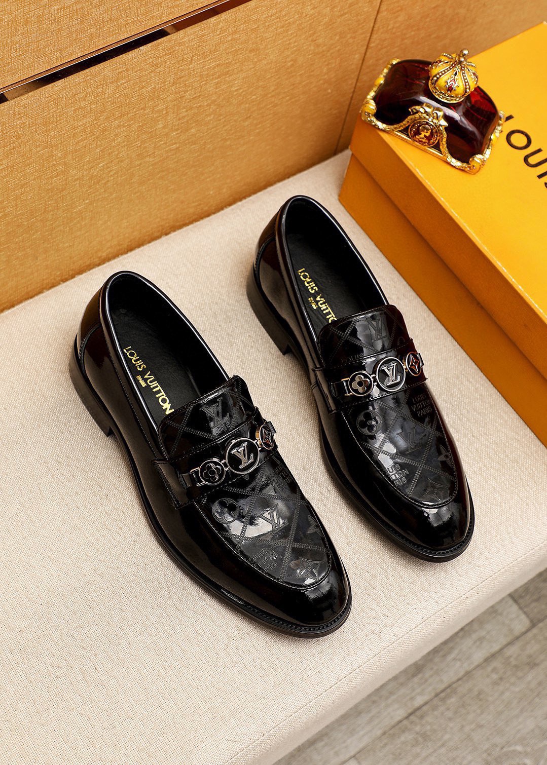 NO:831919,Product trademark LOUIS VUITTON 'Louis Vuitton' casual leather shoes. Regular size: 38-44 (45 customized) Product material selection: imported first-layer patent leather embossed upper + luxury hardware buckle, imported first-layer cowhide lining. Strong three-dimensional visual effect, rubber outsole, 1 color optional, louis vuitton, louis vuitton19860909商品商标LOUIS VUITTON「 路易威登」休闲皮鞋 正码码数:38-44（45订制） 商品材料精选 进口头层漆皮压花鞋面+奢华五金扣,进口头层牛皮内里.强烈立体视觉效果,橡胶大底 颜 色1色可选,,louis vuitton,louis vuitton,Men's shoes