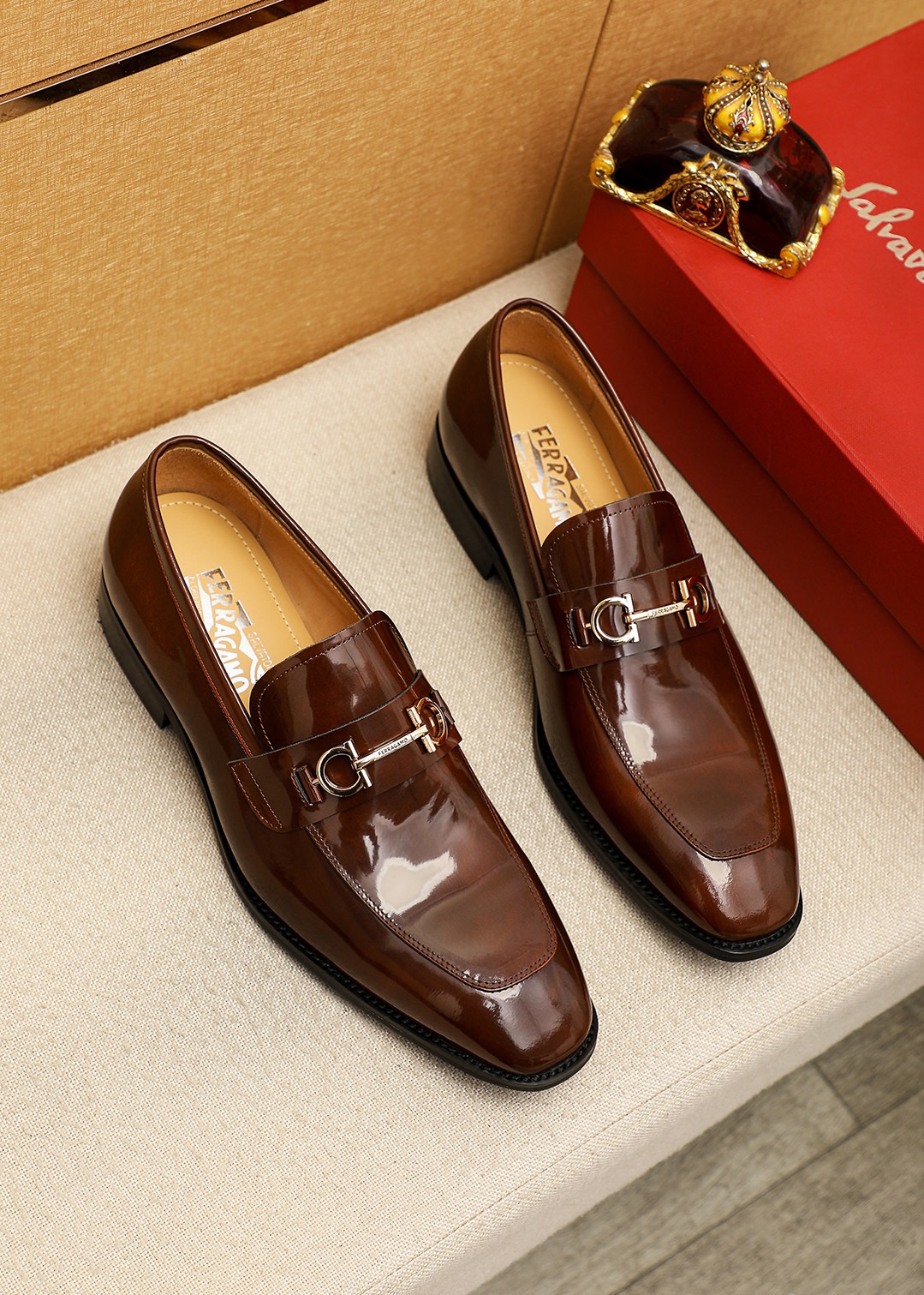 NO:831955,Product trademark Ferragamo 'Ferragamo' casual leather shoes. Regular size: 38-44 (customized at 45.46) Product materials are selected. Imported first-layer open-edge beaded cowhide upper + luxury hardware buckle, imported water-dyed cowhide lining. Strong three-dimensional visual effect, original outsole color 5 colors available, ferragamo, ferragamo, cowhide19860909商品商标Ferragamo「 菲拉格慕」休闲皮鞋 正码码数:38-44（45.46订制） 商品材料精选 进口头层开边珠牛皮鞋面+奢华五金扣,进口水染牛皮内里.强烈立体视觉效果,原版大底 颜 色5色可选,,ferragamo,ferragamo,cowhide,Men's shoes