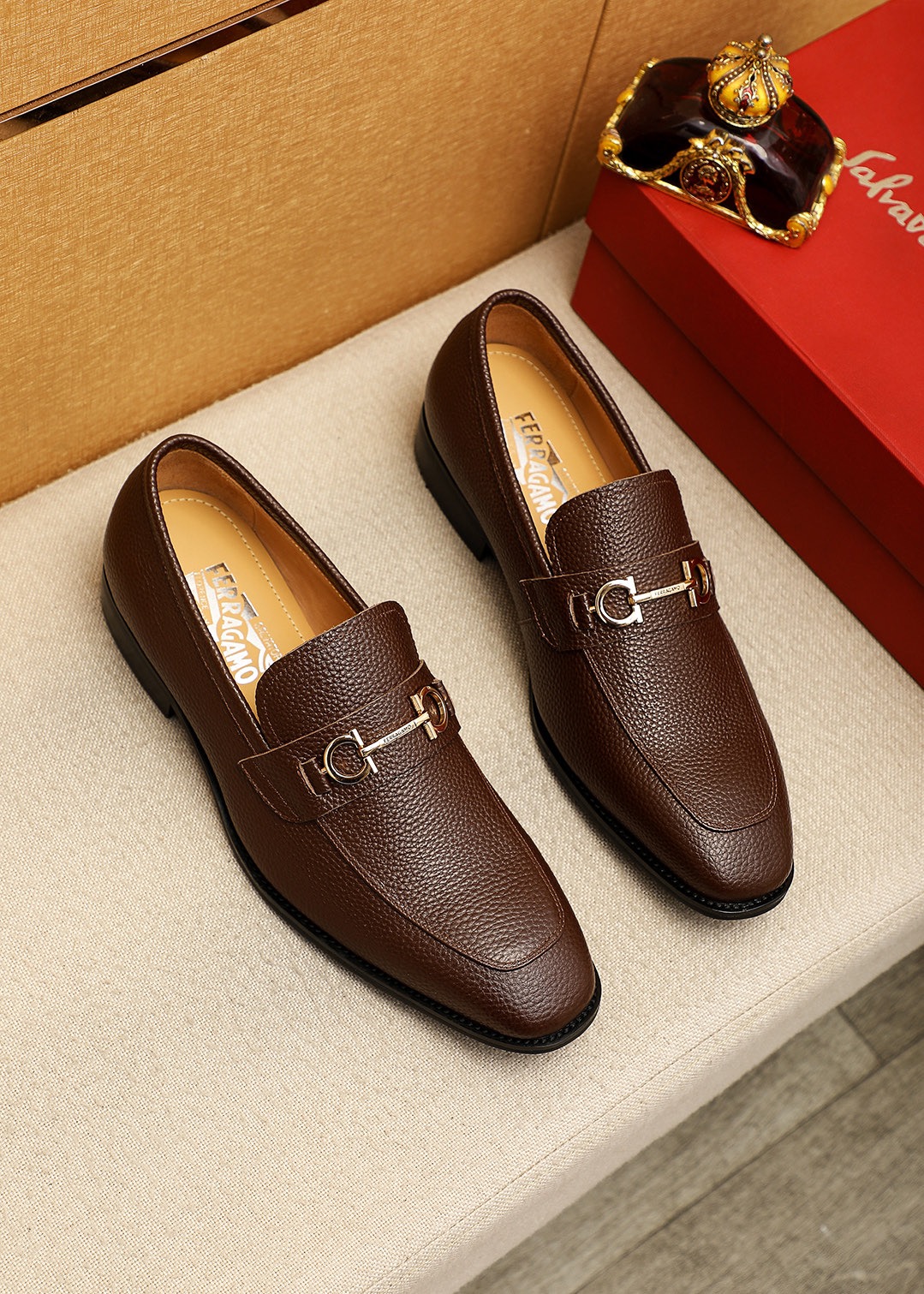 NO:831964,Product trademark Ferragamo 'Ferragamo' casual leather shoes. Regular size: 38-44 (customized at 45.46) Product material selection: imported first-layer pebbled cowhide leather upper + luxury hardware buckle, imported water-dyed cowhide lining. Strong three-dimensional visual effect, original outsole color 5 colors available, ferragamo, ferragamo, cowhide19860909商品商标Ferragamo「 菲拉格慕」休闲皮鞋 正码码数:38-44（45.46订制） 商品材料精选 进口头层荔枝纹牛皮鞋面+奢华五金扣,进口水染牛皮内里.强烈立体视觉效果,原版大底 颜 色5色可选,,ferragamo,ferragamo,cowhide,Men's shoes