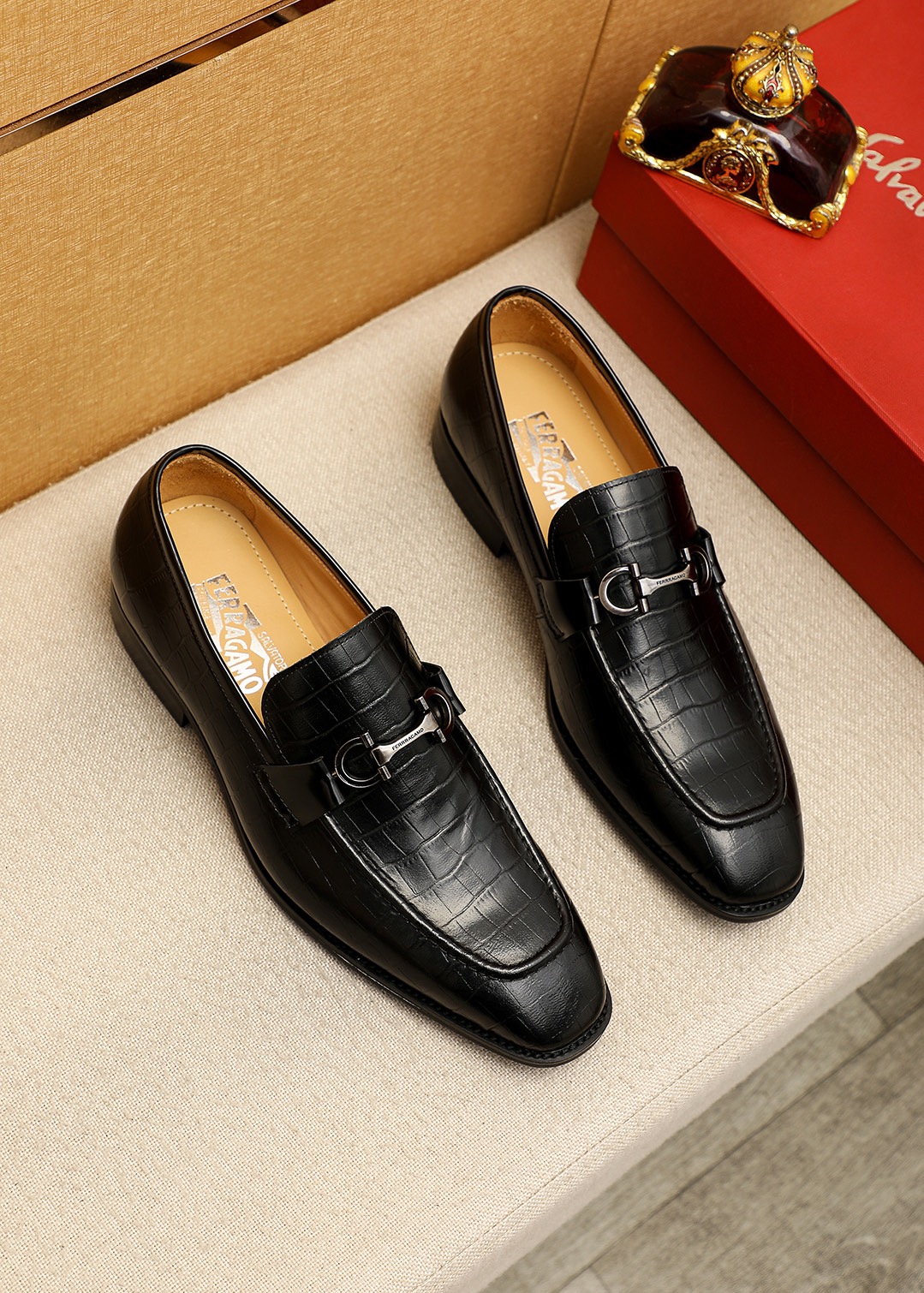 NO:831973,Product trademark Ferragamo 'Ferragamo' casual leather shoes. Regular size: 38-44 (customized at 45.46) Product material selection: imported first-layer calfskin embossed upper + luxury hardware buckle, imported water-dyed cowhide lining. Strong three-dimensional visual effect, original outsole color 4 colors available, ferragamo, ferragamo, cowhide19860909商品商标Ferragamo「 菲拉格慕」休闲皮鞋 正码码数:38-44（45.46订制） 商品材料精选 进口头层小牛皮压花鞋面+奢华五金扣,进口水染牛皮内里.强烈立体视觉效果,原版大底 颜 色4色可选,,ferragamo,ferragamo,cowhide,Men's shoes