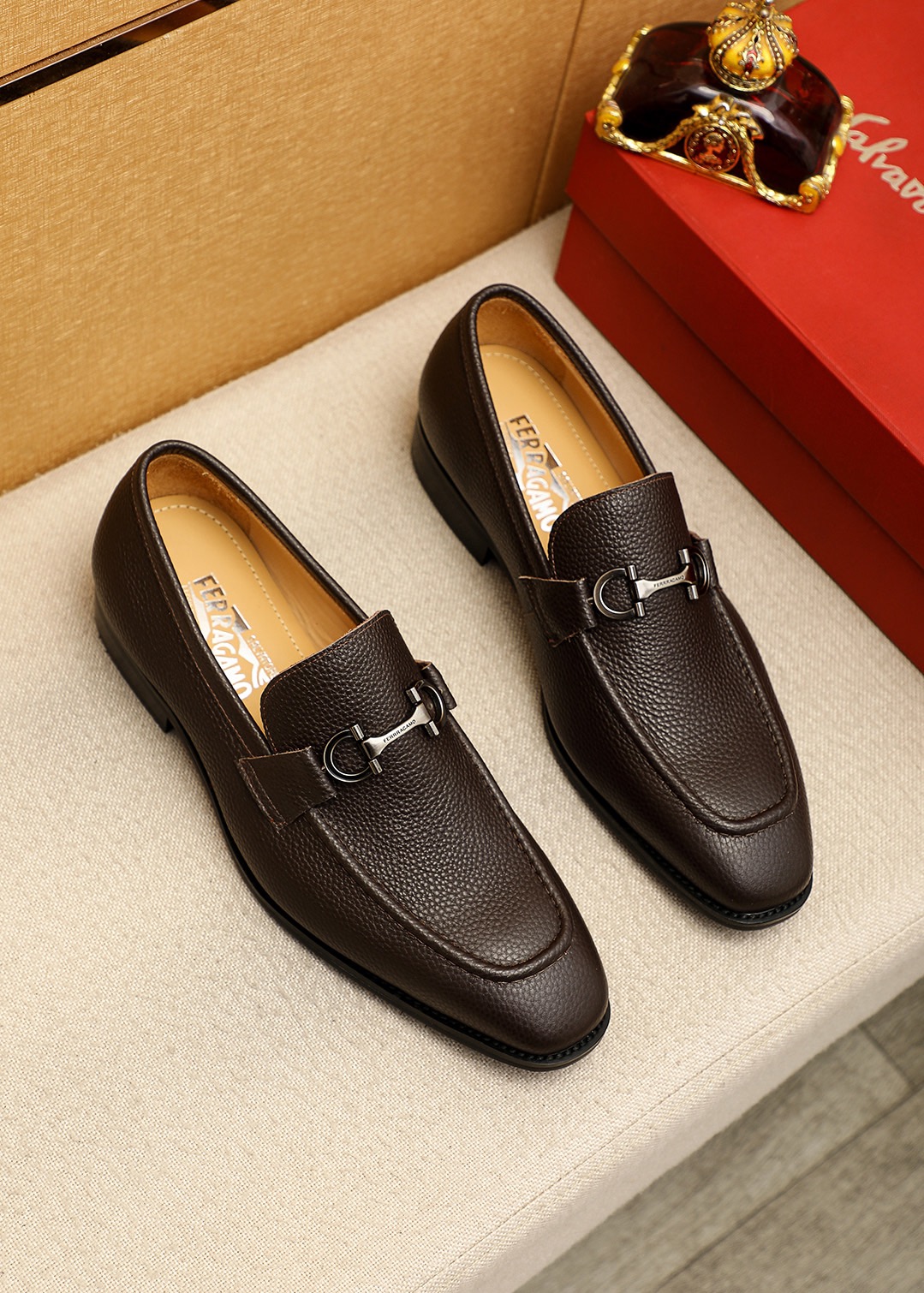 NO:831982,Product trademark Ferragamo 'Ferragamo' casual leather shoes. Regular size: 38-44 (customized at 45.46) Product material selection: imported first-layer pebbled cowhide leather upper + luxury hardware buckle, imported water-dyed cowhide lining. Strong three-dimensional visual effect, original outsole color 4 colors available, ferragamo, ferragamo, cowhide19860909商品商标Ferragamo「 菲拉格慕」休闲皮鞋 正码码数:38-44（45.46订制） 商品材料精选 进口头层荔枝纹牛皮鞋面+奢华五金扣,进口水染牛皮内里.强烈立体视觉效果,原版大底 颜 色4色可选,,ferragamo,ferragamo,cowhide,Men's shoes