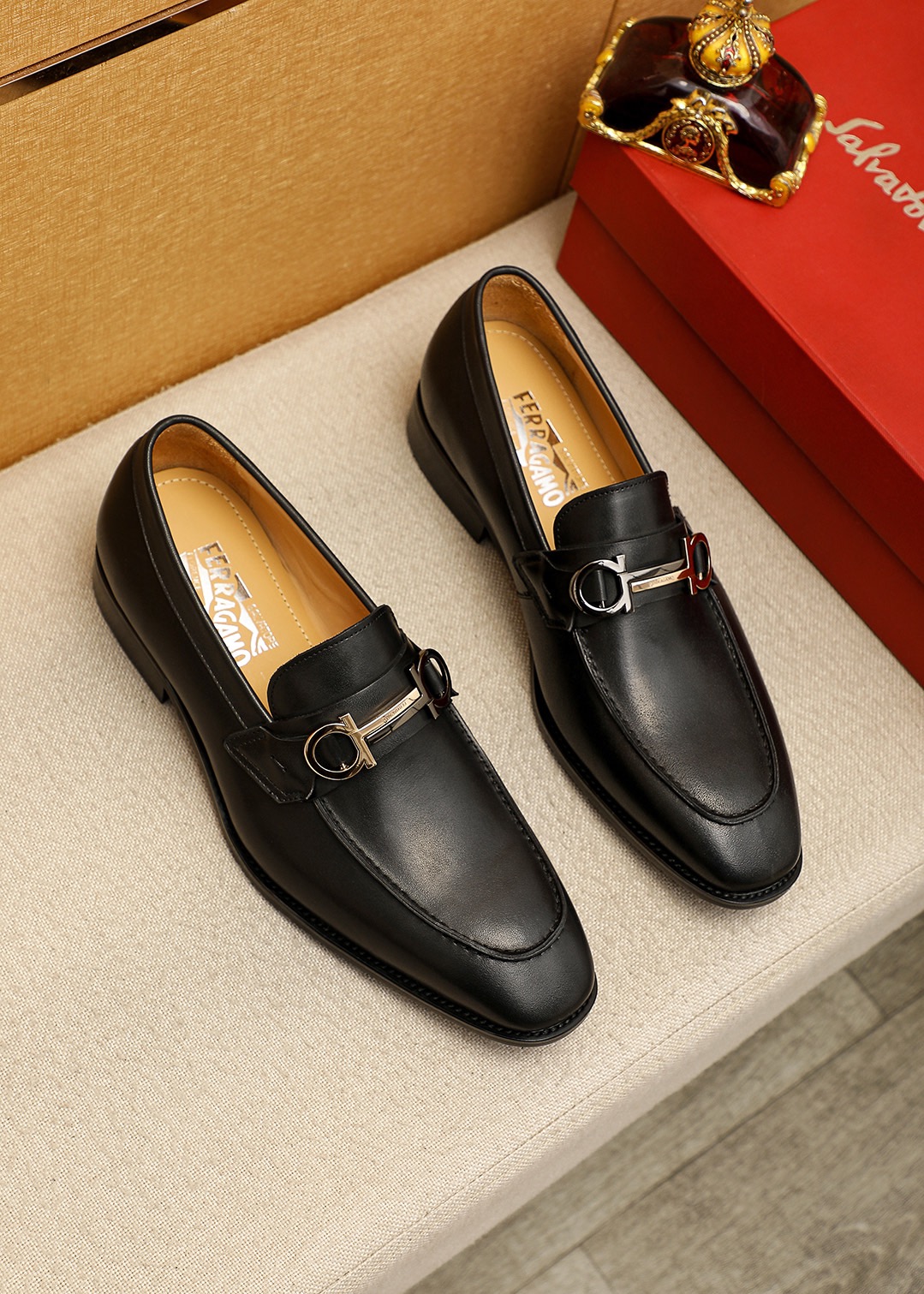 NO:831905,Product trademark Ferragamo 'Ferragamo' casual leather shoes. Regular size: 38-44 (45.46 customized) Product material selection: imported first-layer calfskin upper + luxury hardware buckle, imported water-dyed cowhide lining. Strong three-dimensional visual effect, original outsole color 4 colors available, ferragamo, ferragamo, cowhide19860909商品商标Ferragamo「 菲拉格慕」休闲皮鞋 正码码数:38-44（45.46订制） 商品材料精选 进口头层小牛皮鞋面+奢华五金扣,进口水染牛皮内里.强烈立体视觉效果,原版大底 颜 色4色可选,,ferragamo,ferragamo,cowhide,Men's shoes