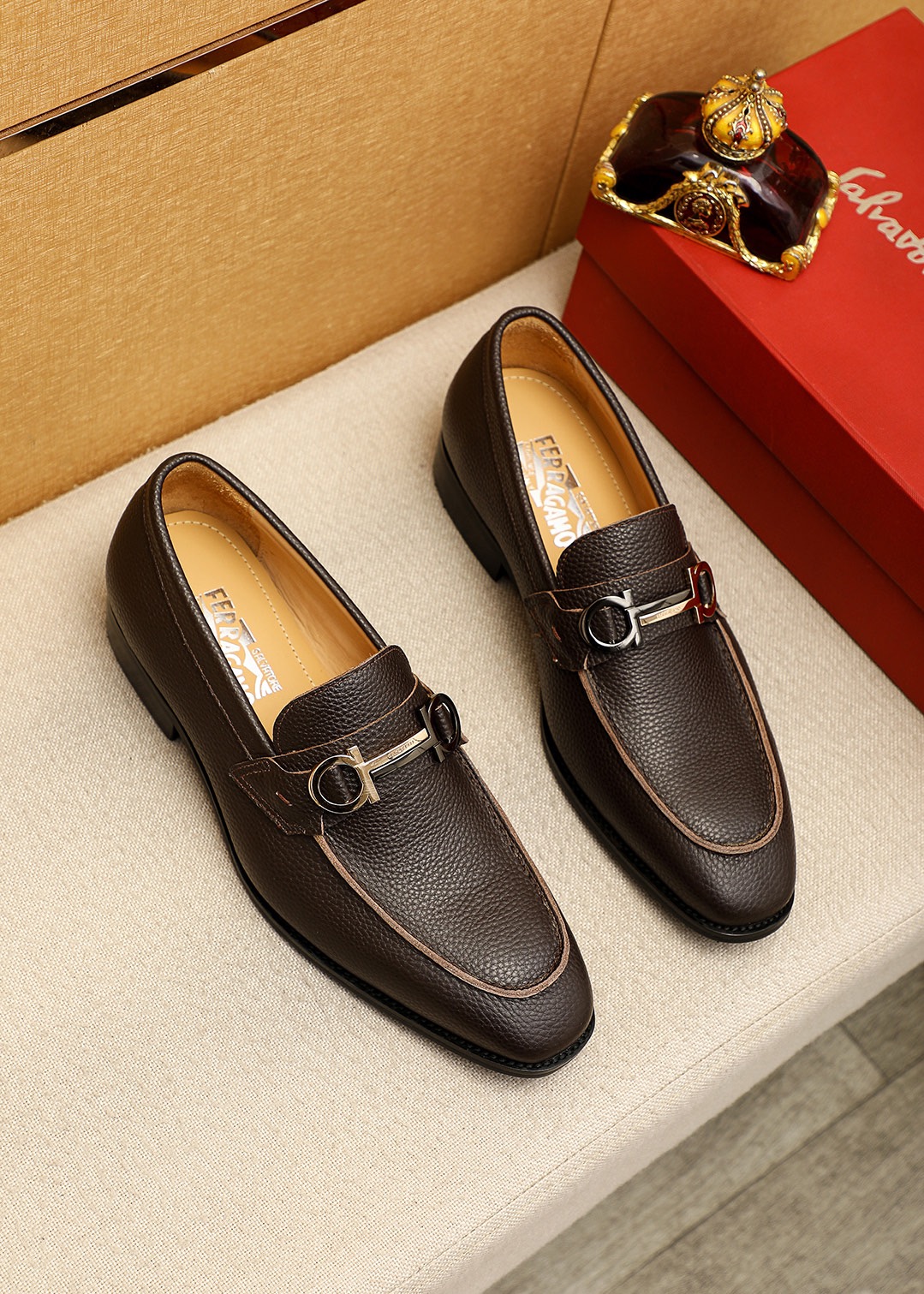 NO:831912,Product trademark Ferragamo 'Ferragamo' casual leather shoes. Regular size: 38-44 (customized at 45.46) Product material selection: imported first-layer pebbled cowhide leather upper + luxury hardware buckle, imported water-dyed cowhide lining. Strong three-dimensional visual effect, original outsole color 4 colors available, ferragamo, ferragamo, cowhide19860909商品商标Ferragamo「 菲拉格慕」休闲皮鞋 正码码数:38-44（45.46订制） 商品材料精选 进口头层荔枝纹牛皮鞋面+奢华五金扣,进口水染牛皮内里.强烈立体视觉效果,原版大底 颜 色4色可选,,ferragamo,ferragamo,cowhide,Men's shoes
