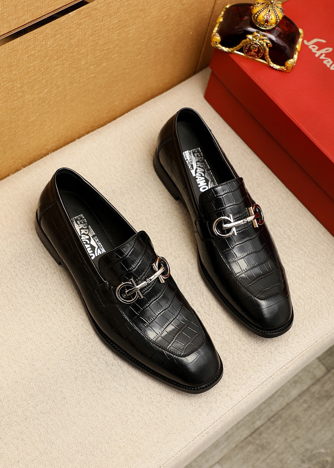 NO:831938,Product trademark Ferragamo 'Ferragamo' casual leather shoes. Regular size: 38-44 (customized at 45.46) Product material selection: imported first-layer open-edge beaded cowhide embossed upper + luxury hardware buckle, imported water-dyed cowhide lining. Strong three-dimensional visual effect, original outsole color 6 colors available, ferragamo, ferragamo, cowhide19860909商品商标Ferragamo「 菲拉格慕」休闲皮鞋 正码码数:38-44（45.46订制） 商品材料精选 进口头层开边珠牛皮压花鞋面+奢华五金扣,进口水染牛皮内里.强烈立体视觉效果,原版大底 颜 色6色可选,,ferragamo,ferragamo,cowhide,Men's shoes