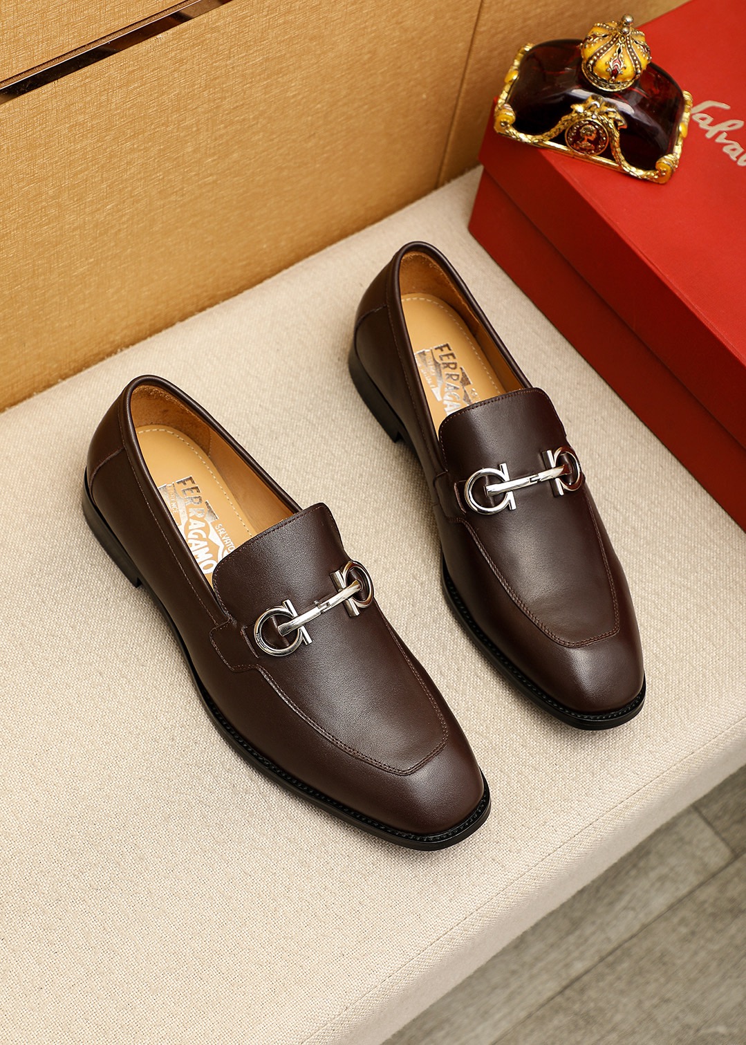 NO:831947,Product trademark Ferragamo 'Ferragamo' casual leather shoes. Regular size: 38-44 (45.46 customized) Product material selection: imported first-layer calfskin upper + luxury hardware buckle, imported water-dyed cowhide lining. Strong three-dimensional visual effect, original outsole color 6 colors available, ferragamo, ferragamo, cowhide19860909商品商标Ferragamo「 菲拉格慕」休闲皮鞋 正码码数:38-44（45.46订制） 商品材料精选 进口头层小牛皮鞋面+奢华五金扣,进口水染牛皮内里.强烈立体视觉效果,原版大底 颜 色6色可选,,ferragamo,ferragamo,cowhide,Men's shoes