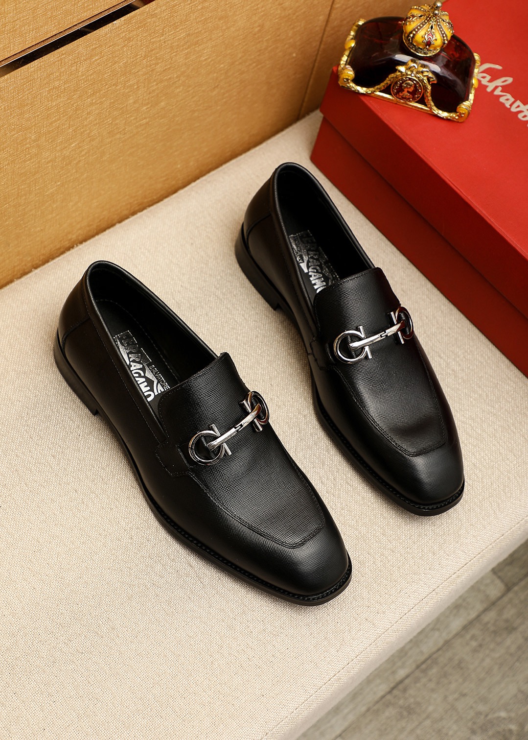 NO:831956,Product trademark Ferragamo 'Ferragamo' casual leather shoes. Regular size: 38-44 (customized at 45.46) Product material selection: imported first-layer cross-grain cowhide upper + luxury hardware buckle, imported water-dyed cowhide lining. Strong three-dimensional visual effect, original outsole color 6 colors available, ferragamo, ferragamo, cowhide19860909商品商标Ferragamo「 菲拉格慕」休闲皮鞋 正码码数:38-44（45.46订制） 商品材料精选 进口头层十字纹牛皮鞋面+奢华五金扣,进口水染牛皮内里.强烈立体视觉效果,原版大底 颜 色6色可选,,ferragamo,ferragamo,cowhide,Men's shoes