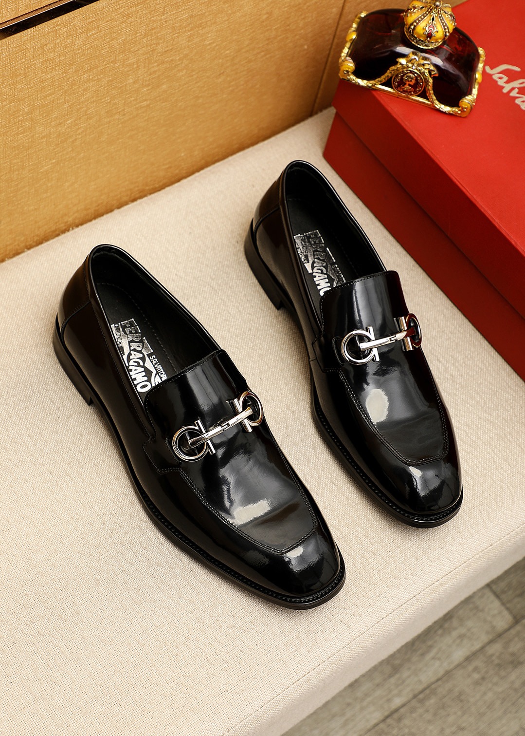 NO:831974,Product trademark Ferragamo 'Ferragamo' casual leather shoes. Regular size: 38-44 (customized at 45.46) Product material selection: imported first-layer open-edge beaded cowhide leather upper + luxury hardware buckle, imported water-dyed cowhide lining. Strong three-dimensional visual effect, original outsole color 6 colors available, ferragamo, ferragamo, cowhide19860909商品商标Ferragamo「 菲拉格慕」休闲皮鞋 正码码数:38-44（45.46订制） 商品材料精选 进口头层开边珠牛皮鞋面+奢华五金扣,进口水染牛皮内里.强烈立体视觉效果,原版大底 颜 色6色可选,,ferragamo,ferragamo,cowhide,Men's shoes