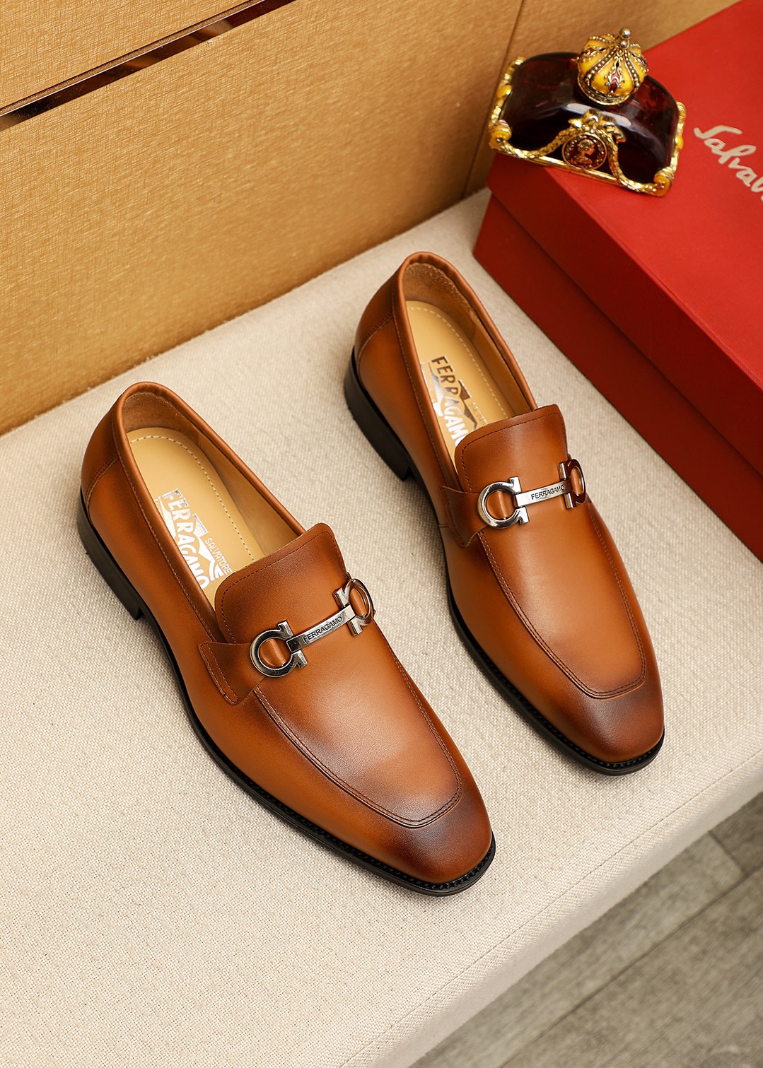 NO:831983,Product trademark Ferragamo 'Ferragamo' casual leather shoes. Regular size: 38-44 (45.46 customized) Product material selection: imported first-layer calfskin upper + luxury hardware buckle, imported water-dyed cowhide lining. Strong three-dimensional visual effect, original outsole color 4 colors available, ferragamo, ferragamo, cowhide19860909商品商标Ferragamo「 菲拉格慕」休闲皮鞋 正码码数:38-44（45.46订制） 商品材料精选 进口头层小牛皮鞋面+奢华五金扣,进口水染牛皮内里.强烈立体视觉效果,原版大底 颜 色4色可选,,ferragamo,ferragamo,cowhide,Men's shoes