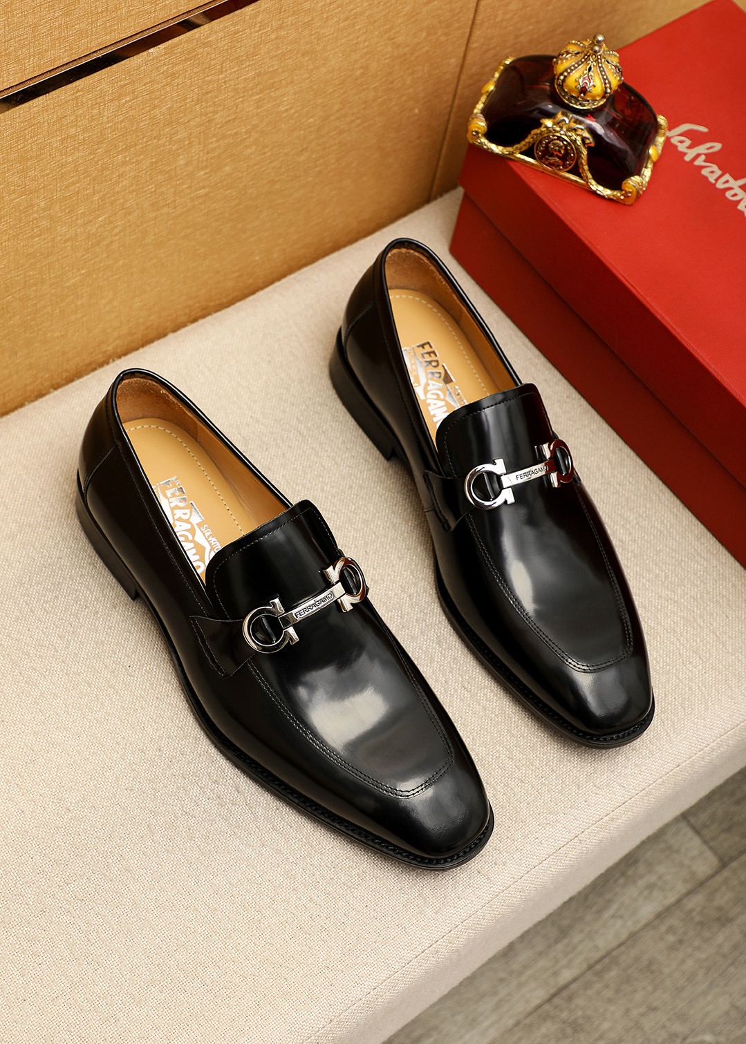 NO:831906,Product trademark Ferragamo 'Ferragamo' casual leather shoes. Regular size: 38-44 (customized at 45.46) Product materials are selected. Imported first-layer open-edge beaded cowhide upper + luxury hardware buckle, imported water-dyed cowhide lining. Strong three-dimensional visual effect, original outsole color 4 colors available, ferragamo, ferragamo, cowhide19860909商品商标Ferragamo「 菲拉格慕」休闲皮鞋 正码码数:38-44（45.46订制） 商品材料精选 进口头层开边珠牛皮鞋面+奢华五金扣,进口水染牛皮内里.强烈立体视觉效果,原版大底 颜 色4色可选,,ferragamo,ferragamo,cowhide,Men's shoes
