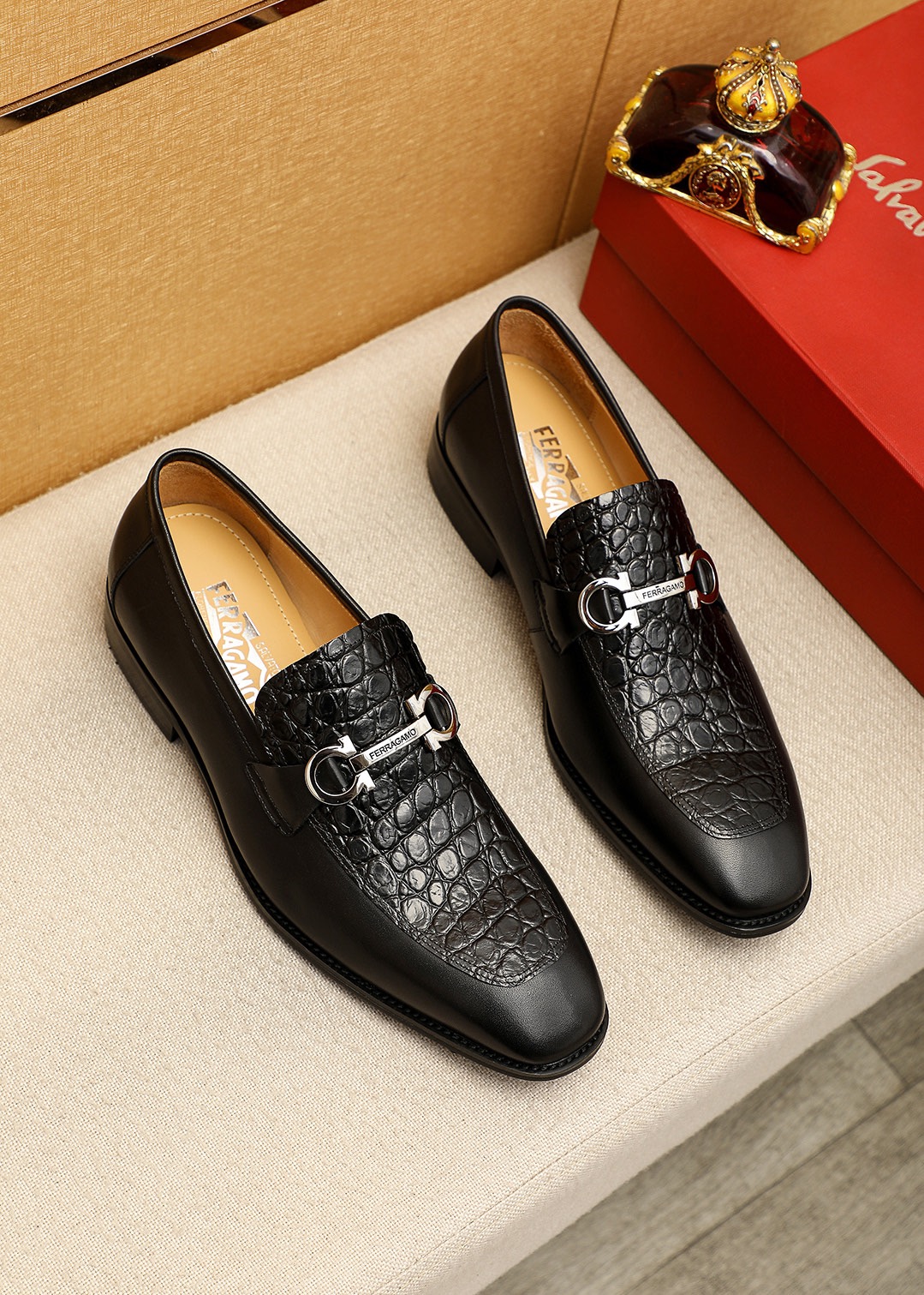 NO:831915,Product trademark Ferragamo 'Ferragamo' casual leather shoes. Regular size: 38-44 (customized at 45.46) Product material selection: imported first-layer calfskin embossed upper + luxury hardware buckle, imported water-dyed cowhide lining. Strong three-dimensional visual effect, original outsole color 4 colors available, ferragamo, ferragamo, cowhide19860909商品商标Ferragamo「 菲拉格慕」休闲皮鞋 正码码数:38-44（45.46订制） 商品材料精选 进口头层小牛皮压花鞋面+奢华五金扣,进口水染牛皮内里.强烈立体视觉效果,原版大底 颜 色4色可选,,ferragamo,ferragamo,cowhide,Men's shoes