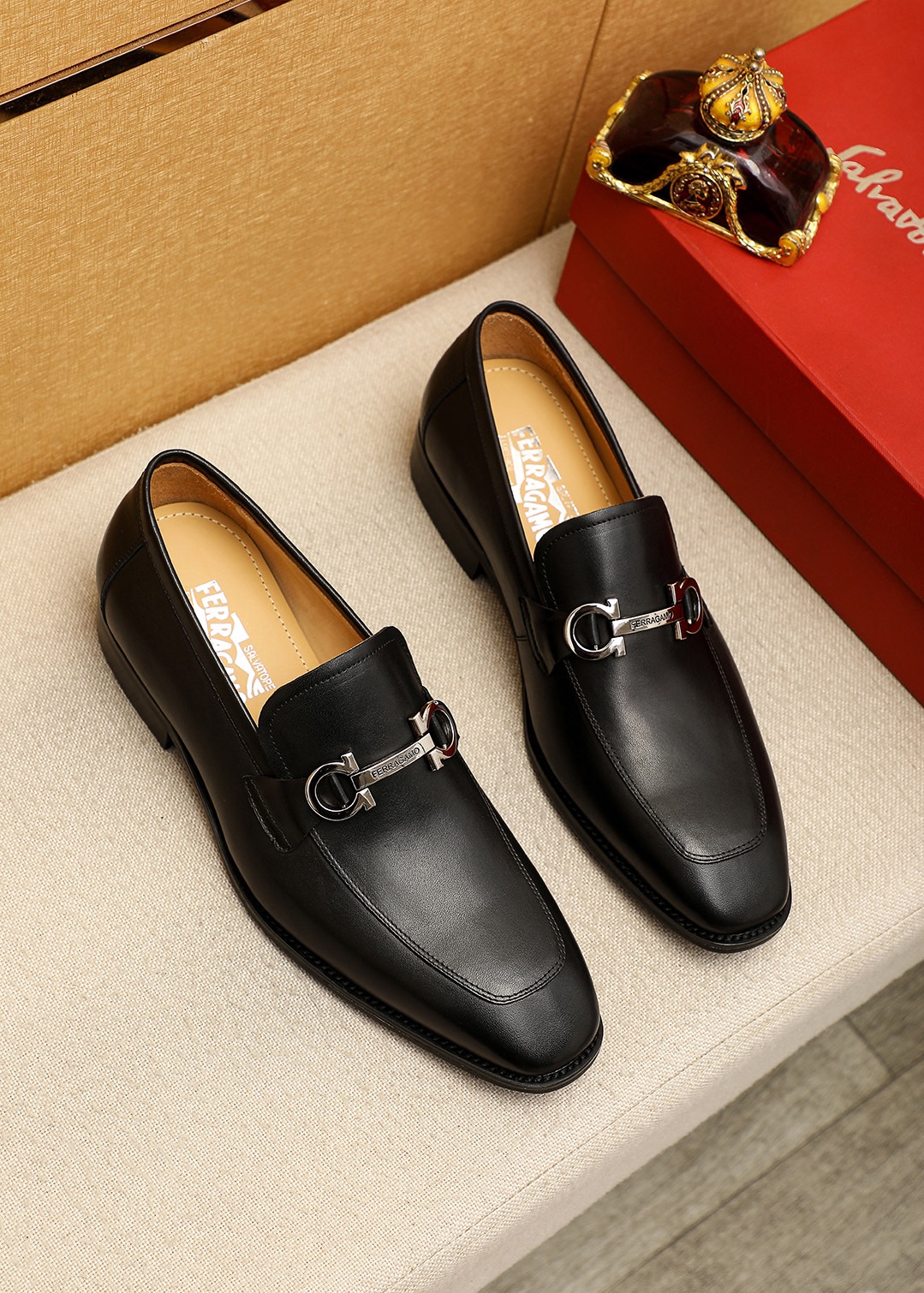 NO:831924,Product trademark Ferragamo 'Ferragamo' casual leather shoes. Regular size: 38-44 (45.46 customized) Product material selection: imported first-layer calfskin upper + luxury hardware buckle, imported water-dyed cowhide lining. Strong three-dimensional visual effect, original outsole color 4 colors available, ferragamo, ferragamo, cowhide19860909商品商标Ferragamo「 菲拉格慕」休闲皮鞋 正码码数:38-44（45.46订制） 商品材料精选 进口头层小牛皮鞋面+奢华五金扣,进口水染牛皮内里.强烈立体视觉效果,原版大底 颜 色4色可选,,ferragamo,ferragamo,cowhide,Men's shoes