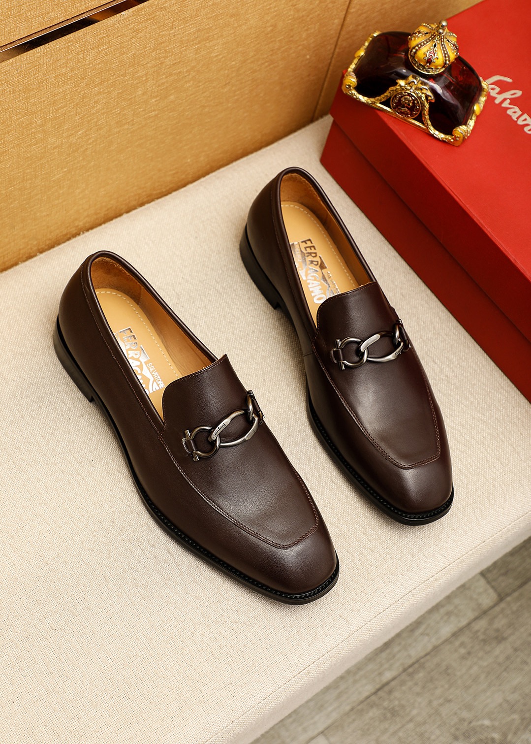 NO:831932,Product trademark Ferragamo 'Ferragamo' casual leather shoes. Regular size: 38-44 (45.46 customized) Product material selection: imported first-layer calfskin upper + luxury hardware buckle, imported water-dyed cowhide lining. Strong three-dimensional visual effect, original outsole color 6 colors available, ferragamo, ferragamo, cowhide19860909商品商标Ferragamo「 菲拉格慕」休闲皮鞋 正码码数:38-44（45.46订制） 商品材料精选 进口头层小牛皮鞋面+奢华五金扣,进口水染牛皮内里.强烈立体视觉效果,原版大底 颜 色6色可选,,ferragamo,ferragamo,cowhide,Men's shoes