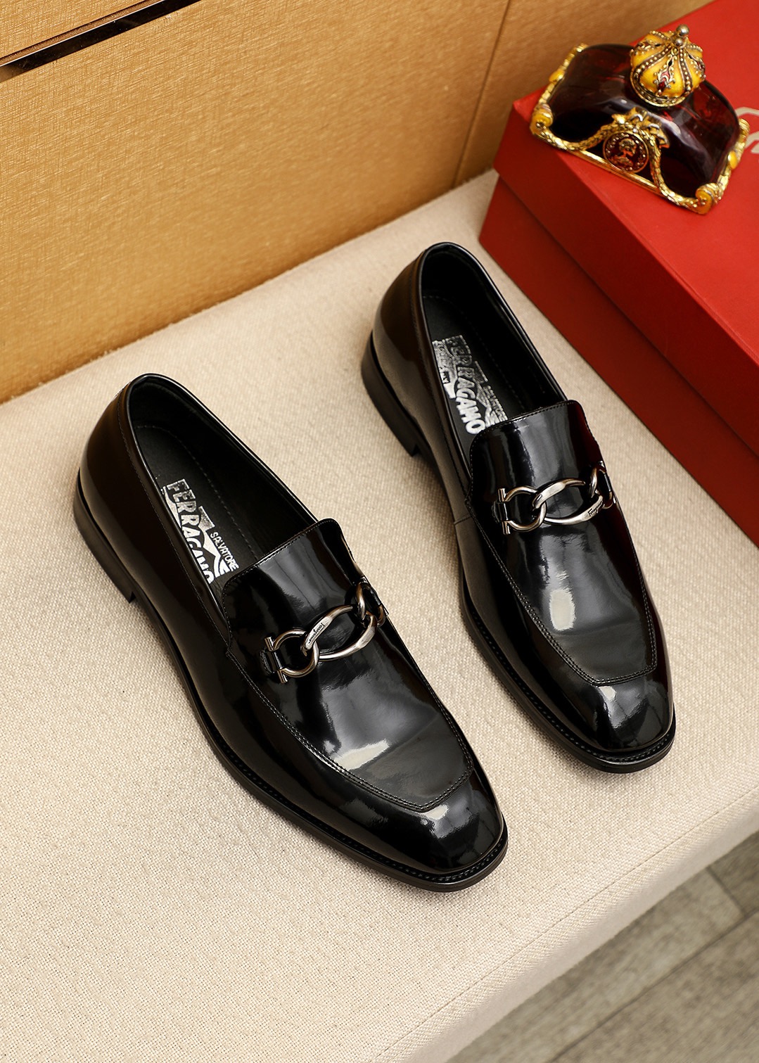 NO:831940,Product trademark Ferragamo 'Ferragamo' casual leather shoes. Regular size: 38-44 (customized at 45.46) Product material selection: imported first-layer open-edge beaded cowhide leather upper + luxury hardware buckle, imported water-dyed cowhide lining. Strong three-dimensional visual effect, original outsole color 6 colors available, ferragamo, ferragamo, cowhide19860909商品商标Ferragamo「 菲拉格慕」休闲皮鞋 正码码数:38-44（45.46订制） 商品材料精选 进口头层开边珠牛皮鞋面+奢华五金扣,进口水染牛皮内里.强烈立体视觉效果,原版大底 颜 色6色可选,,ferragamo,ferragamo,cowhide,Men's shoes
