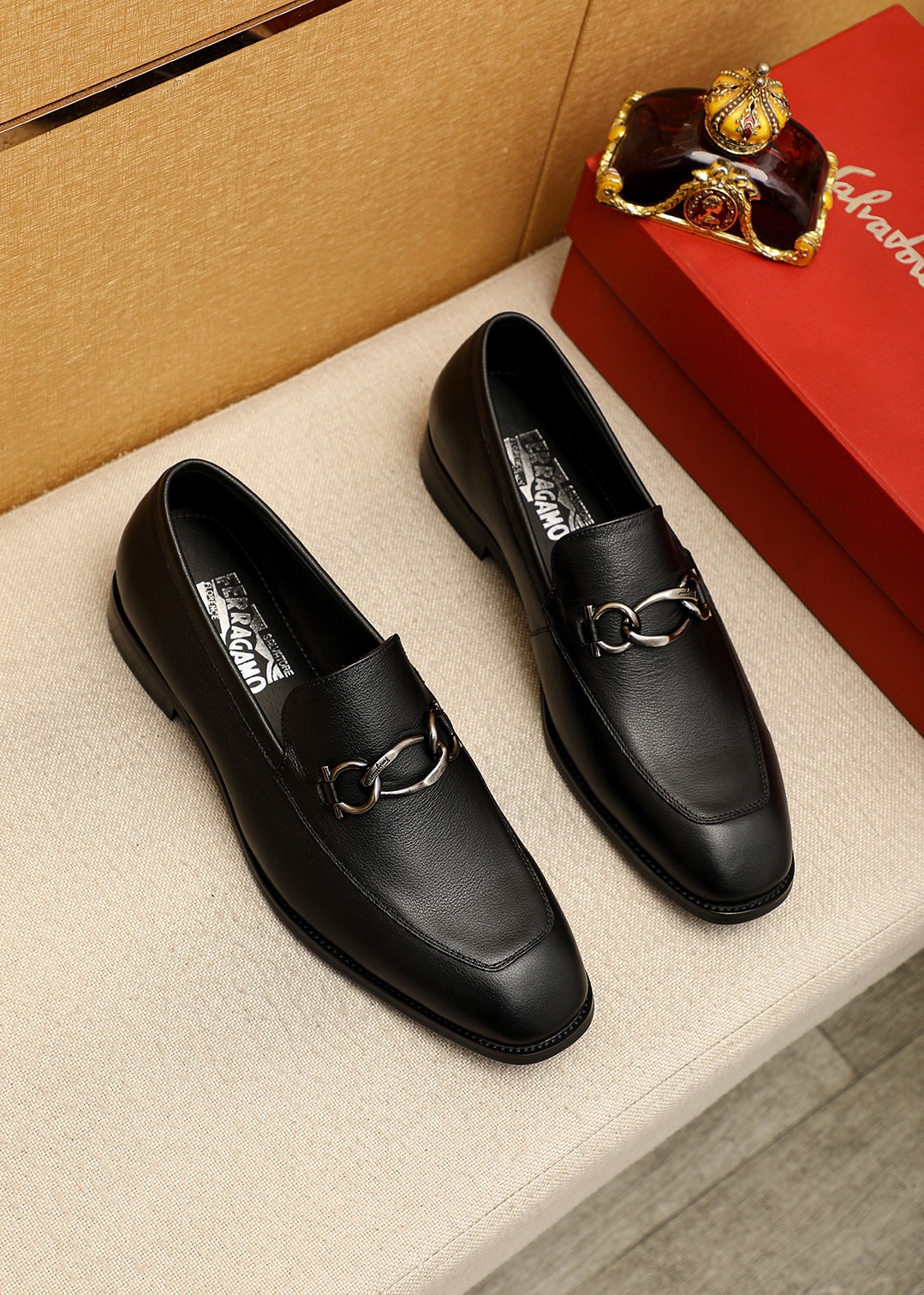 NO:831966,Product trademark Ferragamo 'Ferragamo' casual leather shoes. Regular size: 38-44 (customized at 45.46) Product material selection: imported first-layer pebbled cowhide leather upper + luxury hardware buckle, imported water-dyed cowhide lining. Strong three-dimensional visual effect, original outsole color 6 colors available, ferragamo, ferragamo, cowhide19860909商品商标Ferragamo「 菲拉格慕」休闲皮鞋 正码码数:38-44（45.46订制） 商品材料精选 进口头层荔枝纹牛皮鞋面+奢华五金扣,进口水染牛皮内里.强烈立体视觉效果,原版大底 颜 色6色可选,,ferragamo,ferragamo,cowhide,Men's shoes