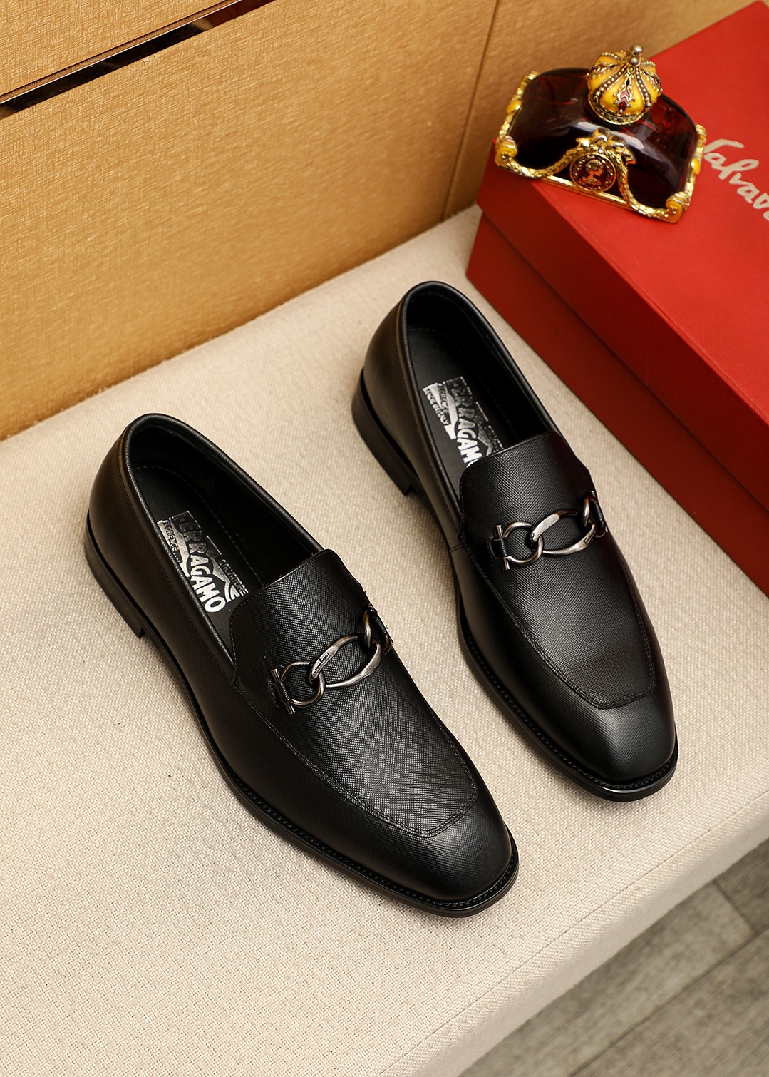 NO:831975,Product trademark Ferragamo 'Ferragamo' casual leather shoes. Regular size: 38-44 (customized at 45.46) Product material selection: imported first-layer cross-grain cowhide upper + luxury hardware buckle, imported water-dyed cowhide lining. Strong three-dimensional visual effect, original outsole color 6 colors available, ferragamo, ferragamo, cowhide19860909商品商标Ferragamo「 菲拉格慕」休闲皮鞋 正码码数:38-44（45.46订制） 商品材料精选 进口头层十字纹牛皮鞋面+奢华五金扣,进口水染牛皮内里.强烈立体视觉效果,原版大底 颜 色6色可选,,ferragamo,ferragamo,cowhide,Men's shoes