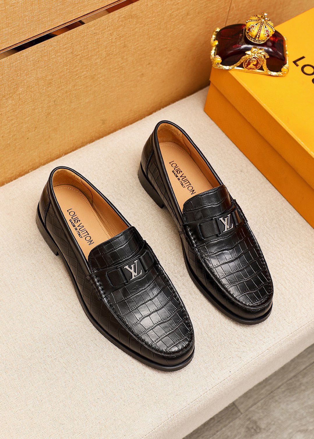 NO:833198,Product trademark LOUIS VUITTON 'Louis Vuitton' casual leather shoes. Regular size: 38-44 (customized at 45.46) Product material selection: imported first-layer frosted cowhide embossed upper + luxury hardware buckle, imported first-layer cowhide lining. Strong three-dimensional visual effect, combined outsole color 1 color optional, louis vuitton, louis vuitton, cowhide19860909商品商标LOUIS VUITTON「 路易威登」休闲皮鞋 正码码数:38-44（45.46订制） 商品材料精选 进口头层磨砂牛皮压花鞋面+奢华五金扣,进口头层牛皮内里.强烈立体视觉效果,组合大底 颜 色1色可选,,louis vuitton,louis vuitton,cowhide,Men's shoes