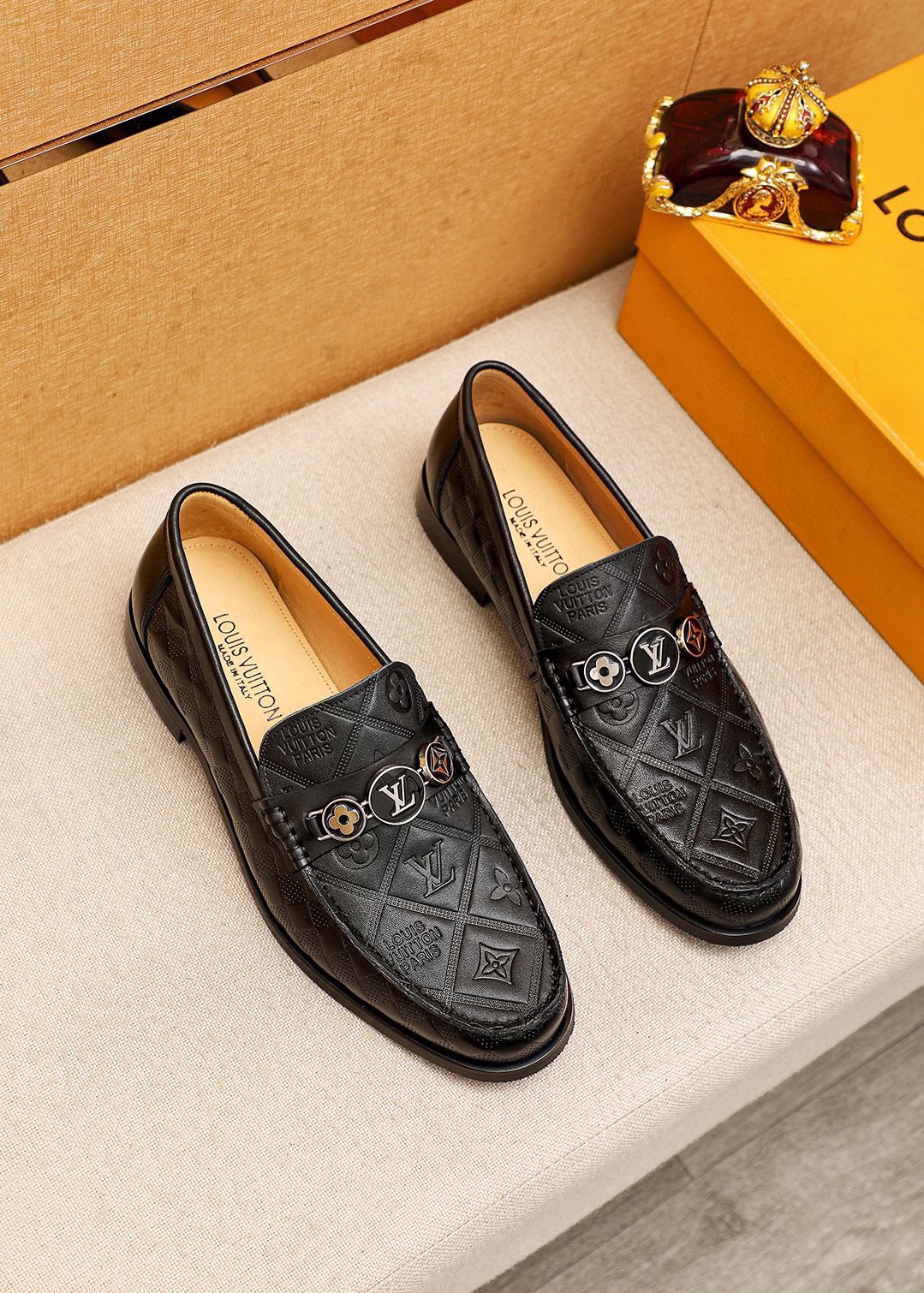 NO:833206,Product trademark LOUIS VUITTON 'Louis Vuitton' casual leather shoes. Regular size: 38-44 (customized at 45.46) Product material selection: imported first-layer cowhide embossed upper + luxury hardware buckle, imported first-layer cowhide lining. Strong three-dimensional visual effect, combined outsole color 2 colors optional, louis vuitton, louis vuitton, cowhide19860909商品商标LOUIS VUITTON「 路易威登」休闲皮鞋 正码码数:38-44（45.46订制） 商品材料精选 进口头层牛皮压花鞋面+奢华五金扣,进口头层牛皮内里.强烈立体视觉效果,组合大底 颜 色2色可选,,louis vuitton,louis vuitton,cowhide,Men's shoes
