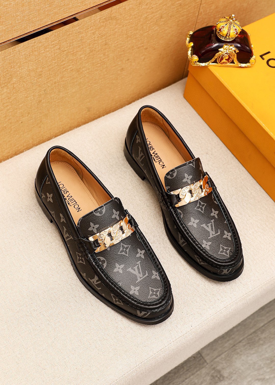 NO:833214,Product trademark LOUIS VUITTON 'Louis Vuitton' casual leather shoes. Regular size: 38-44 (customized at 45.46) Product material selection: imported first-layer presbyopic cowhide upper + luxury hardware buckle, imported first-layer cowhide lining. Strong three-dimensional visual effect, combined outsole, 2 colors available, louis vuitton, louis vuitton, cowhide19860909商品商标LOUIS VUITTON「 路易威登」休闲皮鞋 正码码数:38-44（45.46订制） 商品材料精选 进口头层老花牛皮鞋面+奢华五金扣,进口头层牛皮内里.强烈立体视觉效果,组合大底 颜 色2色可选,,louis vuitton,louis vuitton,cowhide,Men's shoes