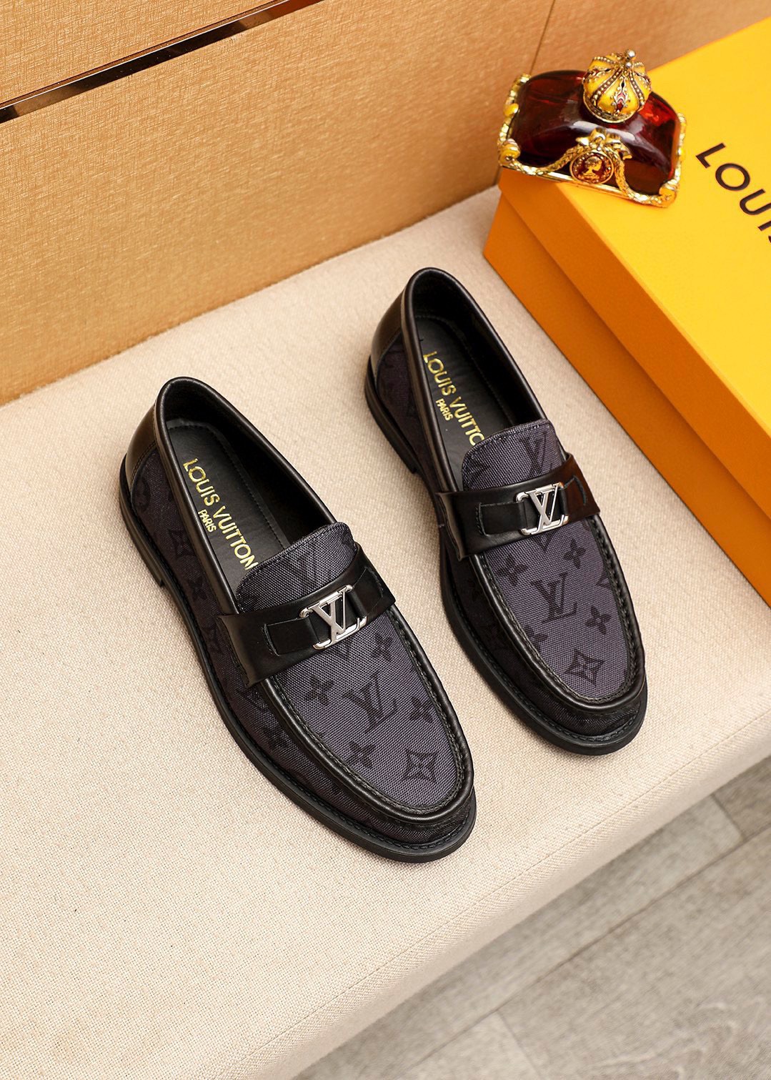 NO:833216,Product trademark LOUIS VUITTON 'Louis Vuitton' casual leather shoes. Regular size: 38-44 (customized at 45.46) Product material selection: imported first-layer presbyopic cowhide upper + luxury hardware buckle, imported first-layer cowhide lining. Strong three-dimensional visual effect, original rubber outsole, 2 colors available, louis vuitton, louis vuitton, cowhide19860909商品商标LOUIS VUITTON「 路易威登」休闲皮鞋 正码码数:38-44（45.46订制） 商品材料精选 进口头层老花牛皮鞋面+奢华五金扣,进口头层牛皮内里.强烈立体视觉效果,原版橡胶大底 颜 色2色可选,,louis vuitton,louis vuitton,cowhide,Men's shoes