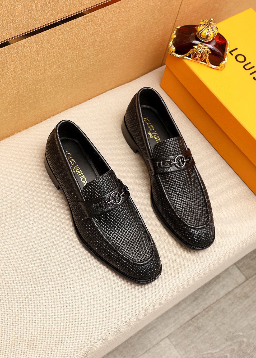 NO:833222,Product trademark LOUIS VUITTON 'Louis Vuitton' casual leather shoes. Regular size: 38-44 (customized at 45.46) Product materials are selected. Imported first-layer calfskin upper + luxury hardware buckle, imported first-layer cowhide lining. Strong three-dimensional visual effect, combined outsole, 3 colors available, louis vuitton, louis vuitton, cowhide19860909商品商标LOUIS VUITTON「 路易威登」休闲皮鞋 正码码数:38-44（45.46订制） 商品材料精选 进口头层小牛皮鞋面+奢华五金扣,进口头层牛皮内里.强烈立体视觉效果,组合大底 颜 色3色可选,,louis vuitton,louis vuitton,cowhide,Men's shoes