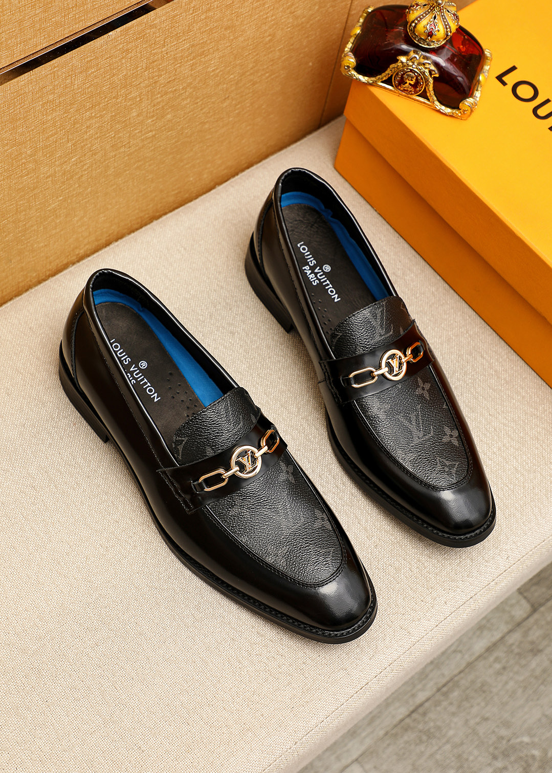 NO:833226,Product trademark LOUIS VUITTON 'Louis Vuitton' casual leather shoes. Regular size: 39-44 (customized at 38.45.46) Product material selection: imported first-layer calfskin embossed upper + luxury hardware buckle, imported first-layer cowhide lining. Strong three-dimensional visual effect, original outsole color 2 colors available, louis vuitton, louis vuitton, cowhide19860909商品商标LOUIS VUITTON「 路易威登」休闲皮鞋 正码码数:39-44（38.45.46订制） 商品材料精选 进口头层小牛皮压花鞋面+奢华五金扣,进口头层牛皮内里.强烈立体视觉效果,原版大底 颜 色2色可选,,louis vuitton,louis vuitton,cowhide,Men's shoes