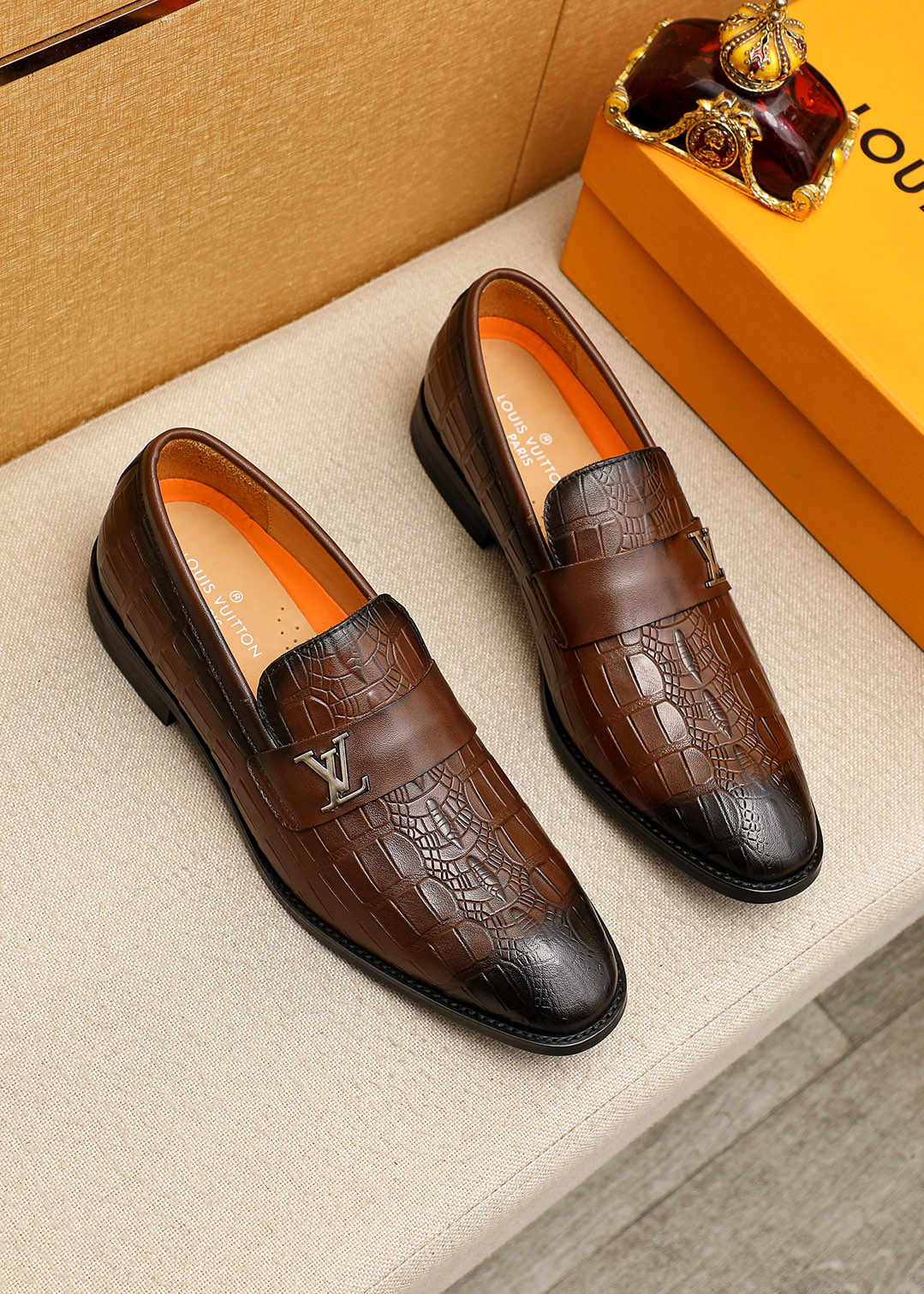 NO:833231,Product trademark LOUIS VUITTON 'Louis Vuitton' casual leather shoes. Regular size: 39-44 (customized at 38.45.46) Product material selection: imported first-layer calfskin embossed upper + luxury hardware buckle, imported first-layer cowhide lining. Strong three-dimensional visual effect, original outsole color 3 colors available, louis vuitton, louis vuitton, cowhide19860909商品商标LOUIS VUITTON「 路易威登」休闲皮鞋 正码码数:39-44（38.45.46订制） 商品材料精选 进口头层小牛皮压花鞋面+奢华五金扣,进口头层牛皮内里.强烈立体视觉效果,原版大底 颜 色3色可选,,louis vuitton,louis vuitton,cowhide,Men's shoes