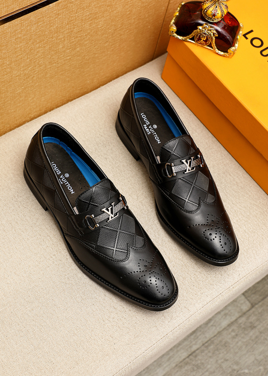 NO:833237,Product trademark LOUIS VUITTON 'Louis Vuitton' casual leather shoes. Regular size: 39-44 (customized at 38.45.46) Product material selection: imported first-layer calfskin embossed upper + luxury hardware buckle, imported first-layer cowhide lining. Strong three-dimensional visual effect, original outsole color 1 color optional, louis vuitton, louis vuitton, cowhide19860909商品商标LOUIS VUITTON「 路易威登」休闲皮鞋 正码码数:39-44（38.45.46订制） 商品材料精选 进口头层小牛皮压花鞋面+奢华五金扣,进口头层牛皮内里.强烈立体视觉效果,原版大底 颜 色1色可选,,louis vuitton,louis vuitton,cowhide,Men's shoes