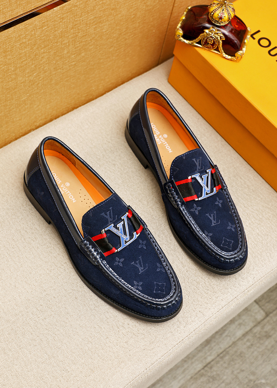 NO:833243,Product trademark LOUIS VUITTON 'Louis Vuitton' casual leather shoes. Regular size: 39-44 (customized at 38.45.46) Product material selection: imported first-layer suede cowhide upper + luxury hardware buckle, imported first-layer cowhide lining. Strong three-dimensional visual effect, original outsole color 2 colors available, louis vuitton, louis vuitton, cowhide19860909商品商标LOUIS VUITTON「 路易威登」休闲皮鞋 正码码数:39-44（38.45.46订制） 商品材料精选 进口头层反绒牛皮鞋面+奢华五金扣,进口头层牛皮内里.强烈立体视觉效果,原版大底 颜 色2色可选,,louis vuitton,louis vuitton,cowhide,Men's shoes