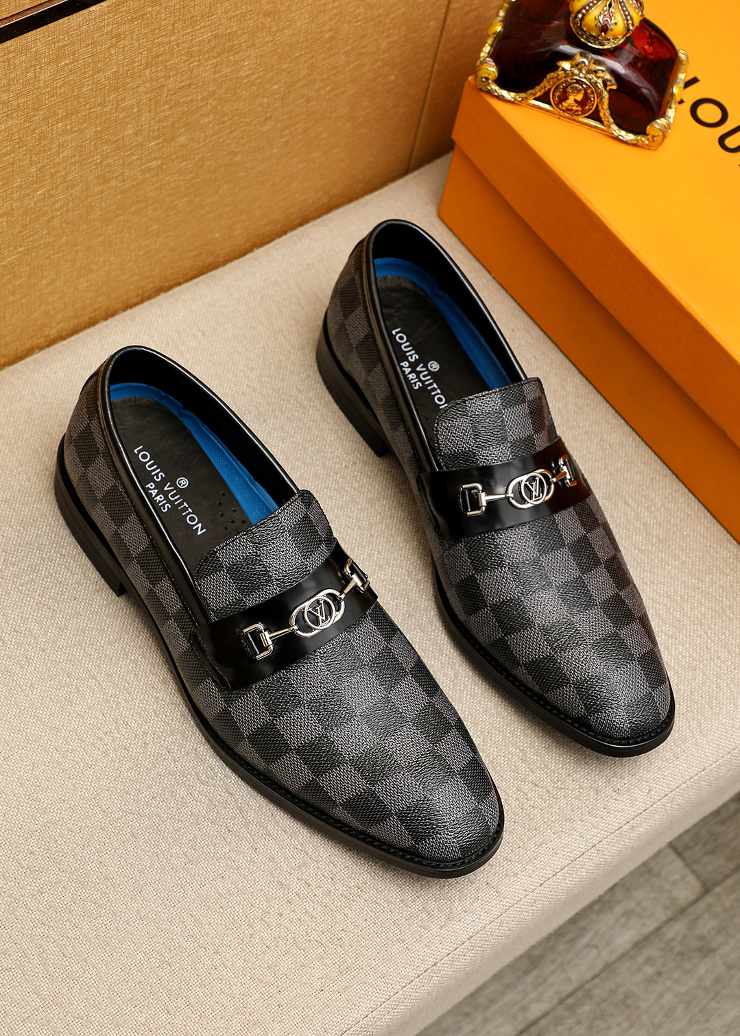 NO:833250,Product trademark LOUIS VUITTON 'Louis Vuitton' casual leather shoes. Regular size: 39-44 (customized at 38.45.46) Product material selection: imported first-layer calfskin embossed upper + luxury hardware buckle, imported first-layer cowhide lining. Strong three-dimensional visual effect, original outsole color 2 colors available, louis vuitton, louis vuitton, cowhide19860909商品商标LOUIS VUITTON「 路易威登」休闲皮鞋 正码码数:39-44（38.45.46订制） 商品材料精选 进口头层小牛皮压花鞋面+奢华五金扣,进口头层牛皮内里.强烈立体视觉效果,原版大底 颜 色2色可选,,louis vuitton,louis vuitton,cowhide,Men's shoes