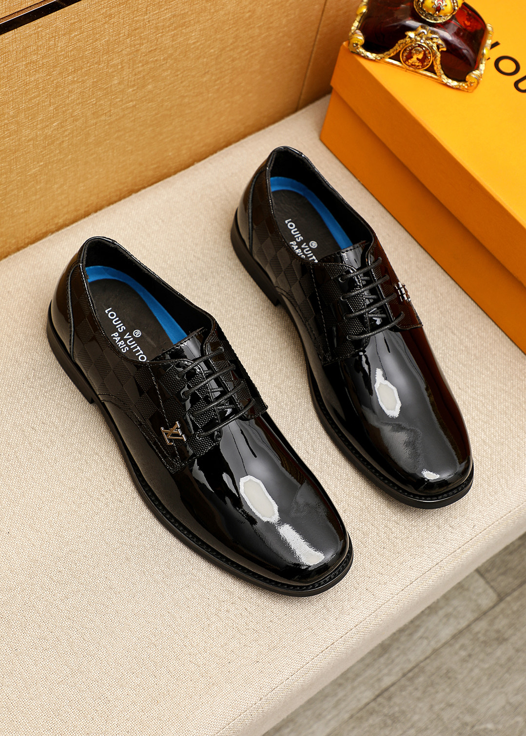 NO:833257,Product trademark LOUIS VUITTON 'Louis Vuitton' casual leather shoes. Regular size: 39-44 (customized at 38.45.46) Product material selection: imported first-layer open-edge beaded cowhide upper + luxury hardware buckle, imported first-layer cowhide lining. Strong three-dimensional visual effect, original outsole color 1 color optional, louis vuitton, louis vuitton, cowhide19860909商品商标LOUIS VUITTON「 路易威登」休闲皮鞋 正码码数:39-44（38.45.46订制） 商品材料精选 进口头层开边珠牛皮鞋面+奢华五金扣,进口头层牛皮内里.强烈立体视觉效果,原版大底 颜 色1色可选,,louis vuitton,louis vuitton,cowhide,Men's shoes