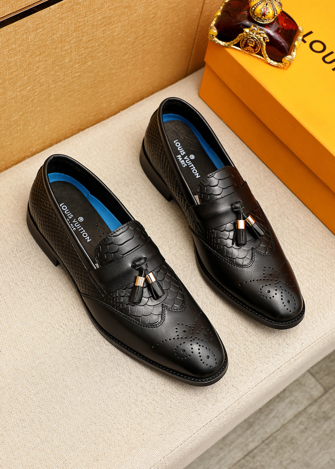 NO:833264,Product trademark LOUIS VUITTON 'Louis Vuitton' casual leather shoes. Regular size: 39-44 (customized at 38.45.46) Product material selection: imported first-layer calfskin embossed upper + luxury hardware buckle, imported first-layer cowhide lining. Strong three-dimensional visual effect, original outsole color 1 color optional, louis vuitton, louis vuitton, cowhide19860909商品商标LOUIS VUITTON「 路易威登」休闲皮鞋 正码码数:39-44（38.45.46订制） 商品材料精选 进口头层小牛皮压花鞋面+奢华五金扣,进口头层牛皮内里.强烈立体视觉效果,原版大底 颜 色1色可选,,louis vuitton,louis vuitton,cowhide,Men's shoes