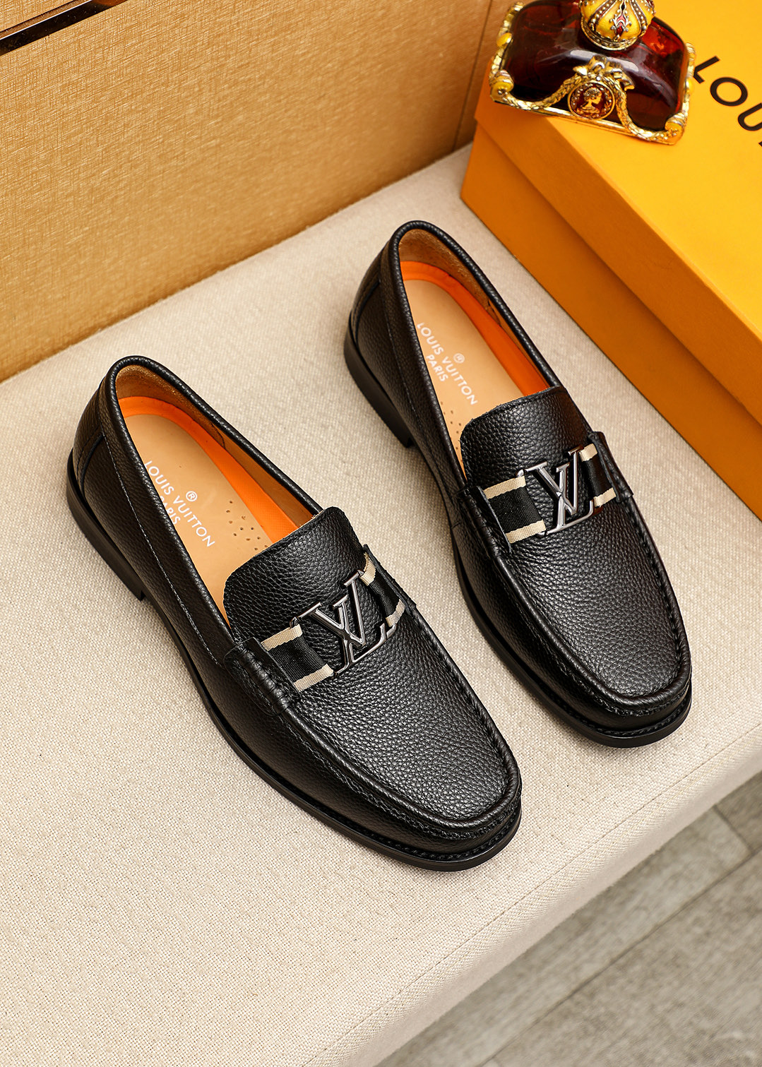 NO:833272,Product trademark LOUIS VUITTON 'Louis Vuitton' casual leather shoes. Regular size: 39-44 (customized at 38.45.46) Product material selection: imported first-layer pebbled cowhide leather upper + luxury hardware buckle, imported first-layer cowhide lining. Strong three-dimensional visual effect, original outsole color 1 color optional, louis vuitton, louis vuitton, cowhide19860909商品商标LOUIS VUITTON「 路易威登」休闲皮鞋 正码码数:39-44（38.45.46订制） 商品材料精选 进口头层荔枝纹牛皮鞋面+奢华五金扣,进口头层牛皮内里.强烈立体视觉效果,原版大底 颜 色1色可选,,louis vuitton,louis vuitton,cowhide,Men's shoes