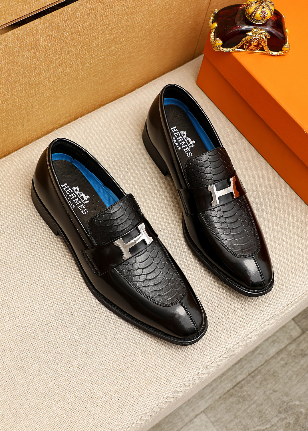 NO:833220,Product trademark HERMES 'Hermès' casual leather shoes. Regular size: 39-44 (customized at 38.45.46) Product materials are selected. Imported first-layer calfskin embossed upper + classic hardware buckle, imported water-dyed cowhide lining. Strong three-dimensional visual effect, original outsole color 1 color optional, hermes, hermes, cowhide19860909商品商标HERMES「 爱马仕」休闲皮鞋 正码码数:39-44（38.45.46订制） 商品材料精选 进口头层小牛皮压花鞋面+经典五金扣,进口水染牛皮内里.强烈立体视觉效果,原版大底 颜 色1色可选,,hermes,hermes,cowhide,Men's shoes