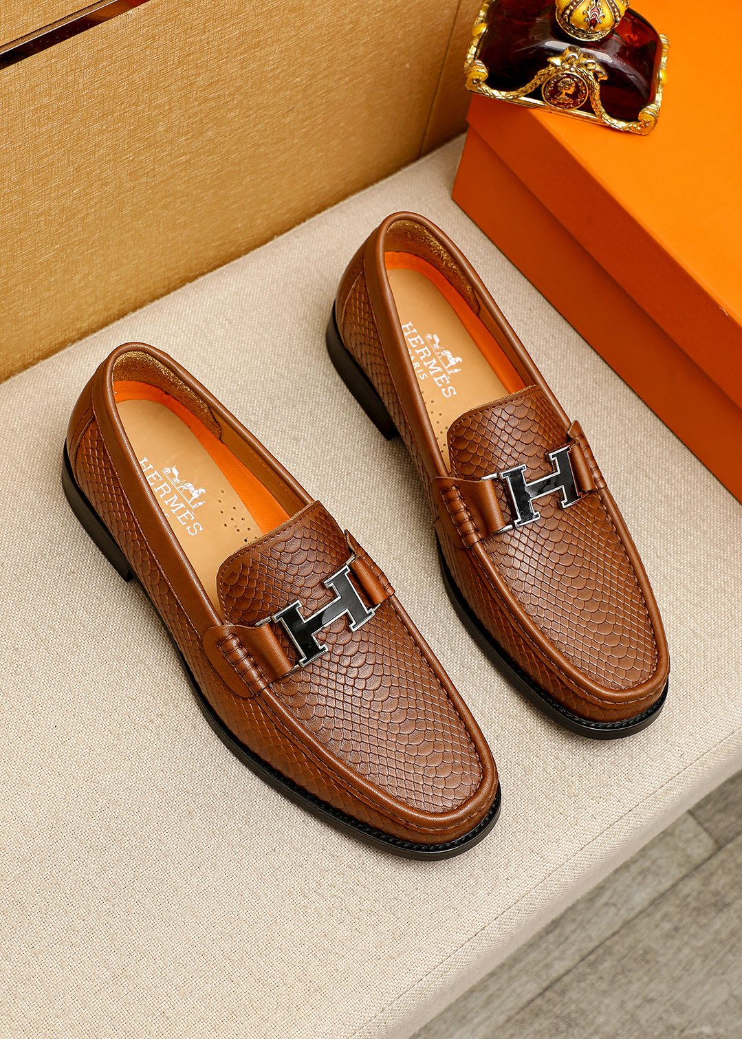 NO:833225,Product trademark HERMES 'Hermès' casual leather shoes. Regular size: 39-44 (customized at 38.45.46) Product materials are selected. Imported first-layer calfskin embossed upper + classic hardware buckle, imported water-dyed cowhide lining. Strong three-dimensional visual effect, original outsole color 3 colors available, hermes, hermes, cowhide19860909商品商标HERMES「 爱马仕」休闲皮鞋 正码码数:39-44（38.45.46订制） 商品材料精选 进口头层小牛皮压花鞋面+经典五金扣,进口水染牛皮内里.强烈立体视觉效果,原版大底 颜 色3色可选,,hermes,hermes,cowhide,Men's shoes